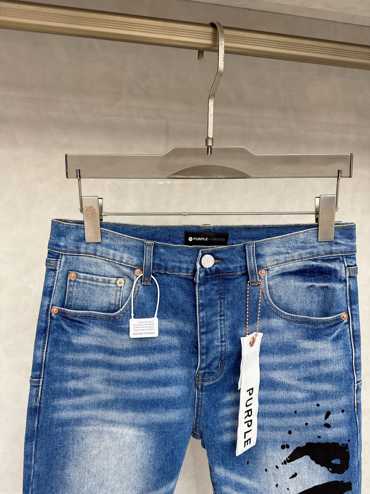  😊 2025秋冬🔥🔥新款现货上市，原单爆款牛仔裤👖超级定制款，原版五金，超级重工工艺，版型超赞👍细节做