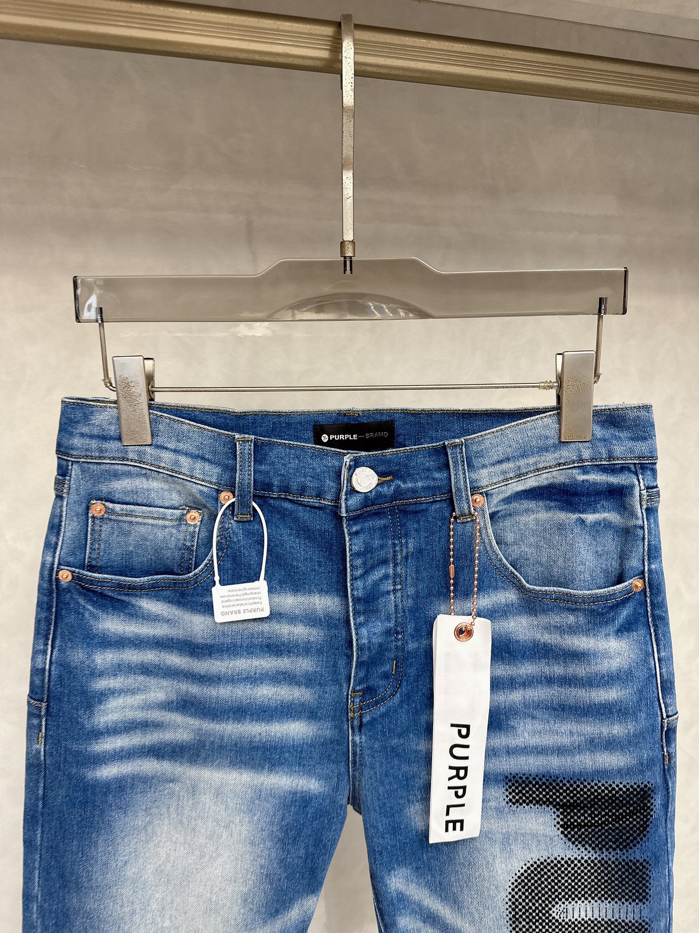  😊 2025秋冬🔥🔥新款现货上市，原单爆款牛仔裤👖超级定制款，原版五金，超级重工工艺，版型超赞👍细节做