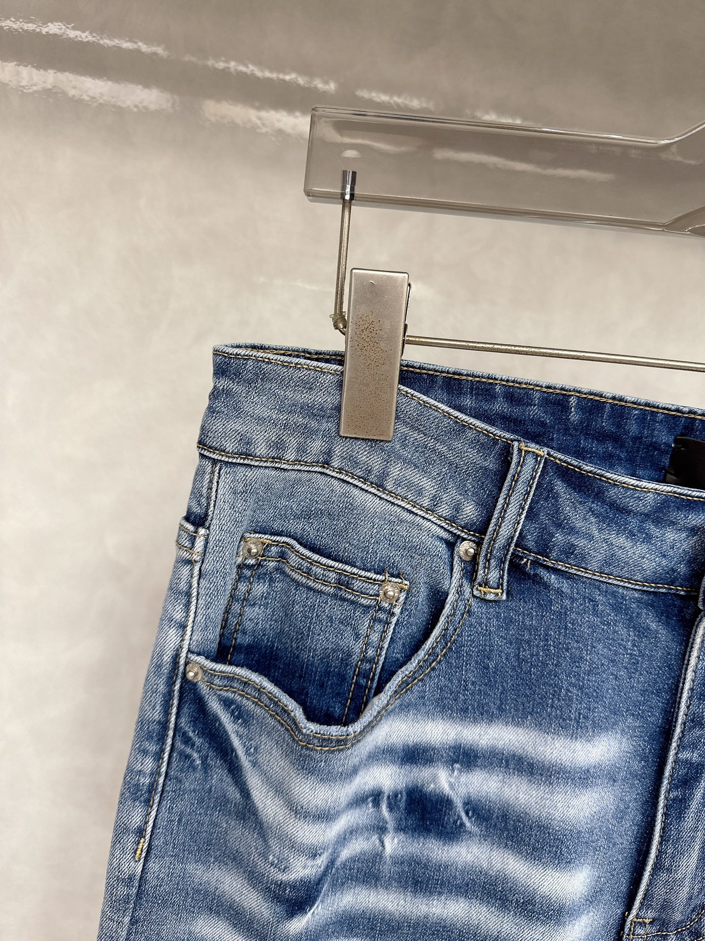  😊 2025秋冬🔥🔥新款现货上市，原单爆款牛仔裤👖超级定制款，原版五金，超级重工工艺，版型超赞👍细节做