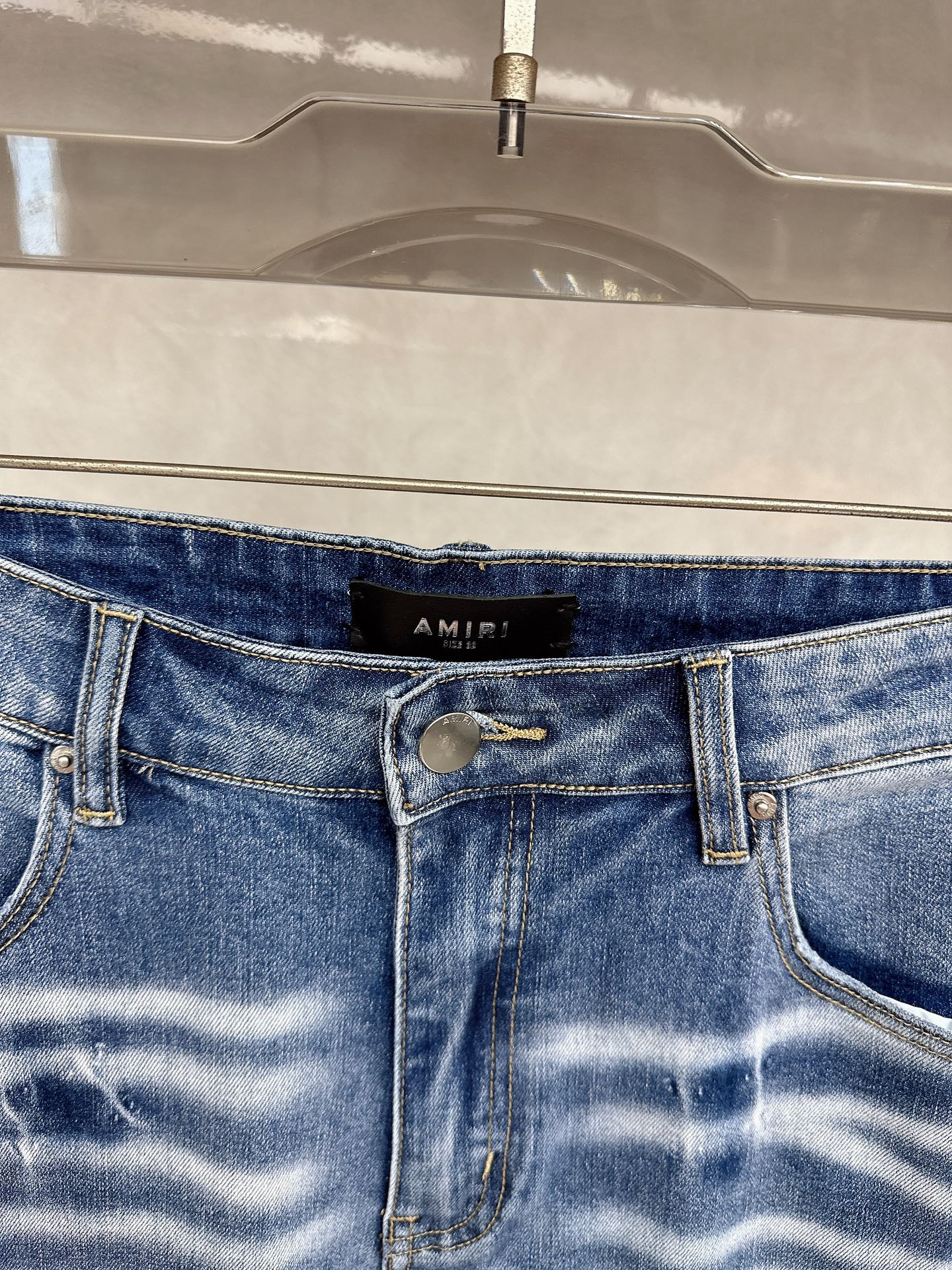  😊 2025秋冬🔥🔥新款现货上市，原单爆款牛仔裤👖超级定制款，原版五金，超级重工工艺，版型超赞👍细节做