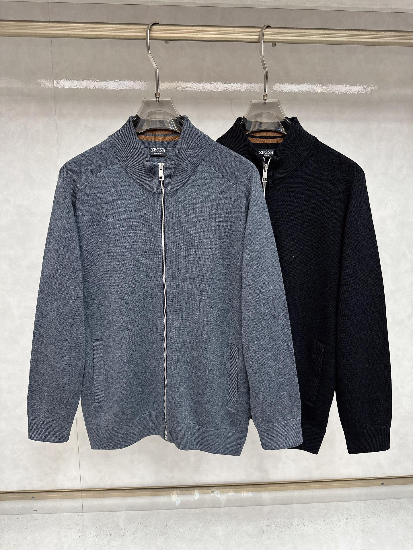 NO:507377,Jenia cashmere zippered small turtleneck knit sweater, selected high-quality merino cashmere, light and fluffy, but warmer than ordinary wool, freely switch indoors and outdoors, saying goodbye to bloat!  The delicate cashmere fiber has natural elasticity, and it is close to the body without tying the skin. It is like being gently wrapped in clouds, and the sensitive skin can be worn with confidence. 'Classic and timeless' minimalist design, high-end neutral color, single wear to show temperament, layered layered, size 48-54, zegna, sweaters, alexander wang19860909杰尼亚 羊绒拉链小高领针织毛衣,精选优质美利奴羊绒,轻盈蓬松却比普通羊毛更保暖,室内外自由切换,告别臃肿！细腻羊绒纤维自带天然弹性,贴身不扎肤,像被云朵轻轻包裹,敏感肌也能放心贴身穿.「经典不过时」极简设计,高级中性色,单穿显气质,叠穿有层次,尺码48-54,,zegna,sweaters,alexander wang,Men's clothing