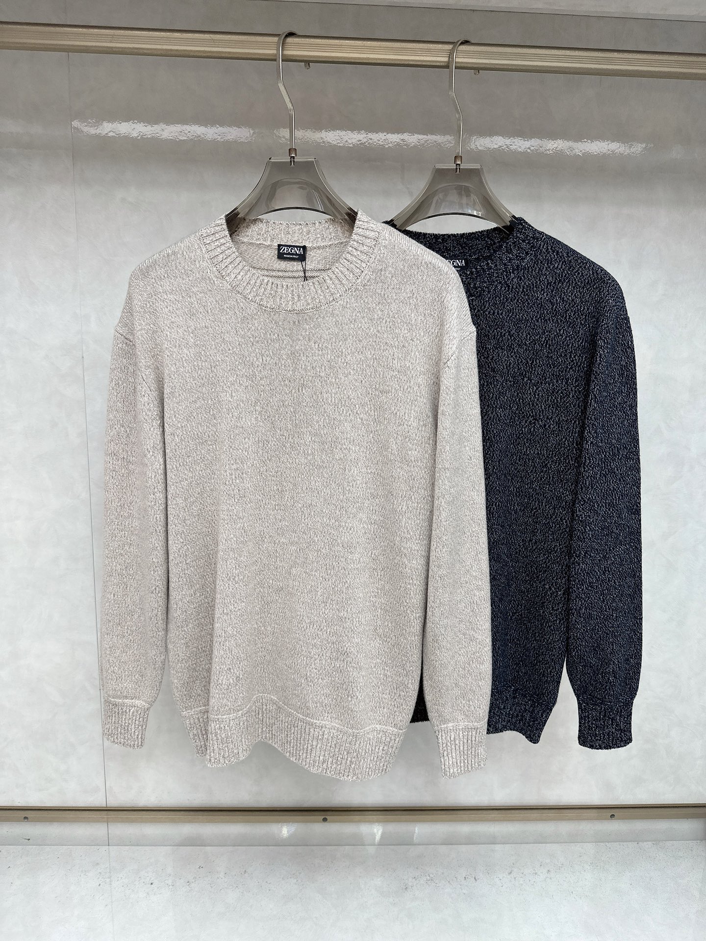 NO:507381,Zenia's new men's long-sleeved sweater for autumn and winter, super classic design. Simple and without any unnecessary cumbersome feeling. This model is an indispensable versatile item for men. It is made of high-quality fabrics. It is super comfortable to wear. The fabric is textured, avant-garde and practical. It is exquisite and perfect. The latest official website design. Classic work of the fashion and casual series. The main feature!  Code number M-3XL, zegna, alexander wang19860909杰尼亚 秋冬新款男装长袖针织衫,超经典设计.简约没有任何多余累赘感.本款是男士不可缺少的一件百搭单品.采用优质面料制作而成,穿身上超级舒适,面料有质感,前卫又实穿.精致完美工艺 最新官网设计 时尚休闲系列的经典之作 主打！码数M-3XL,,zegna,alexander wang,Men's clothing