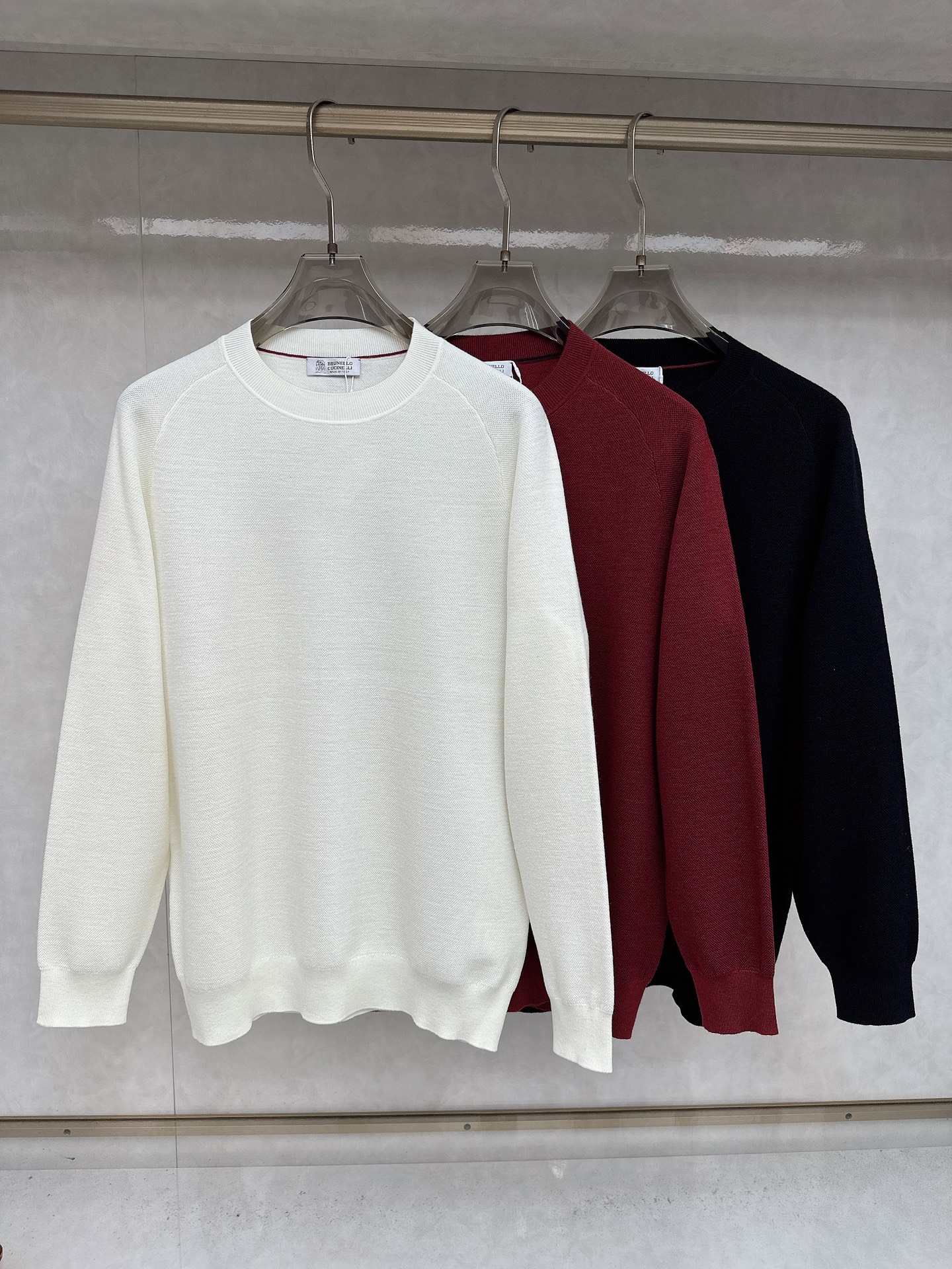 NO:507386,BC autumn and winter new men's long-sleeved sweater, super classic design. Simple and without any unnecessary cumbersome feeling. This model is an indispensable versatile item for men. It is made of high-quality fabrics. It is super comfortable to wear. The fabric is textured, avant-garde and practical. The exquisite and perfect craftsmanship is the latest official website design. Classic work of the fashion and casual series. Main!  Code number M-2XL, alexander wang19860909BC 秋冬新款男装长袖针织衫,超经典设计.简约没有任何多余累赘感.本款是男士不可缺少的一件百搭单品.采用优质面料制作而成,穿身上超级舒适,面料有质感,前卫又实穿.精致完美工艺 最新官网设计 时尚休闲系列的经典之作 主打！码数M-2XL,,alexander wang,Men's clothing