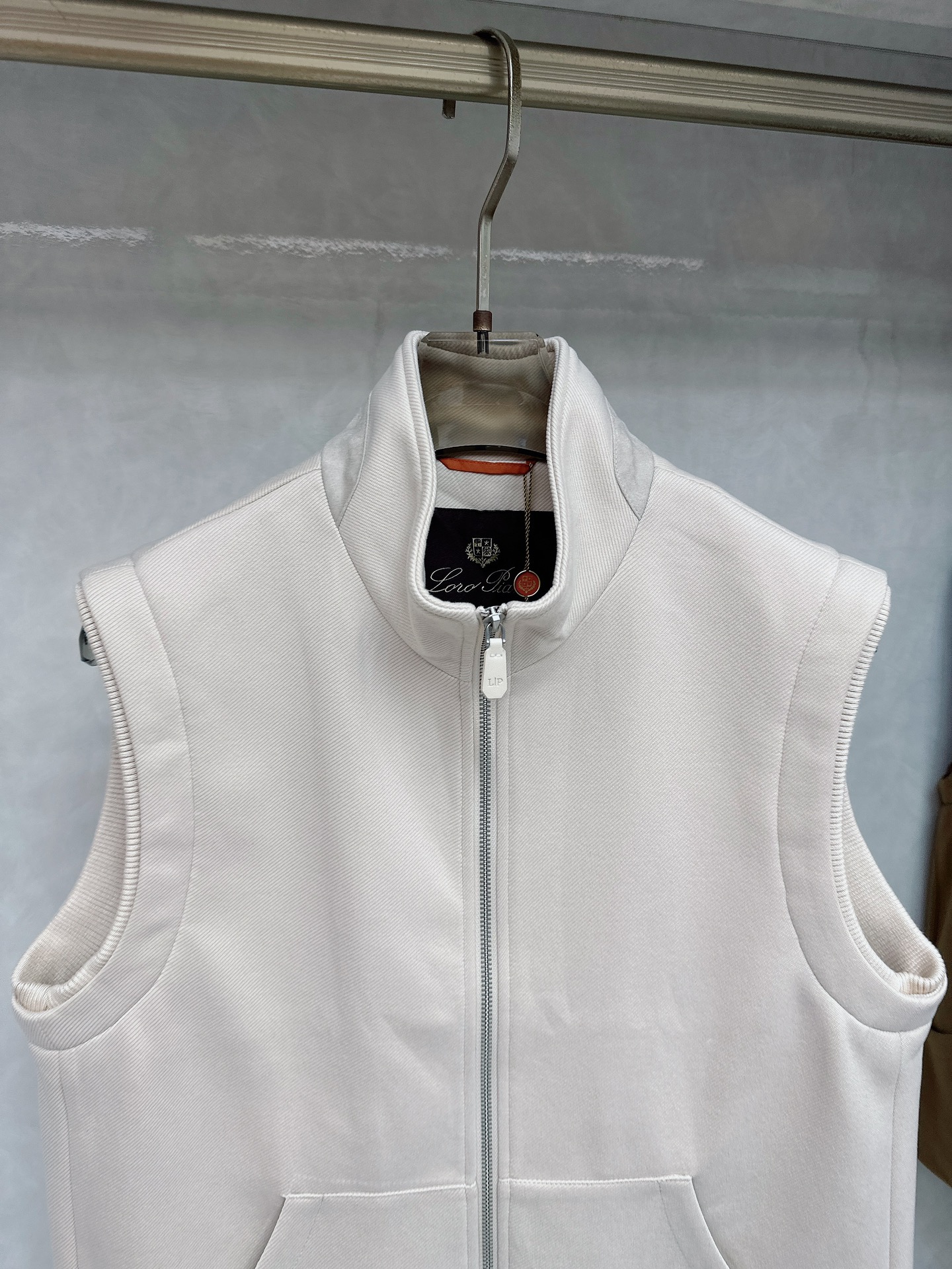  lP🆕诺悠*翩雅🔥上新 男款立领背心马甲，采用天丝+棉混纺面料、三标齐，前襟双头拉链开合设计，后领口精