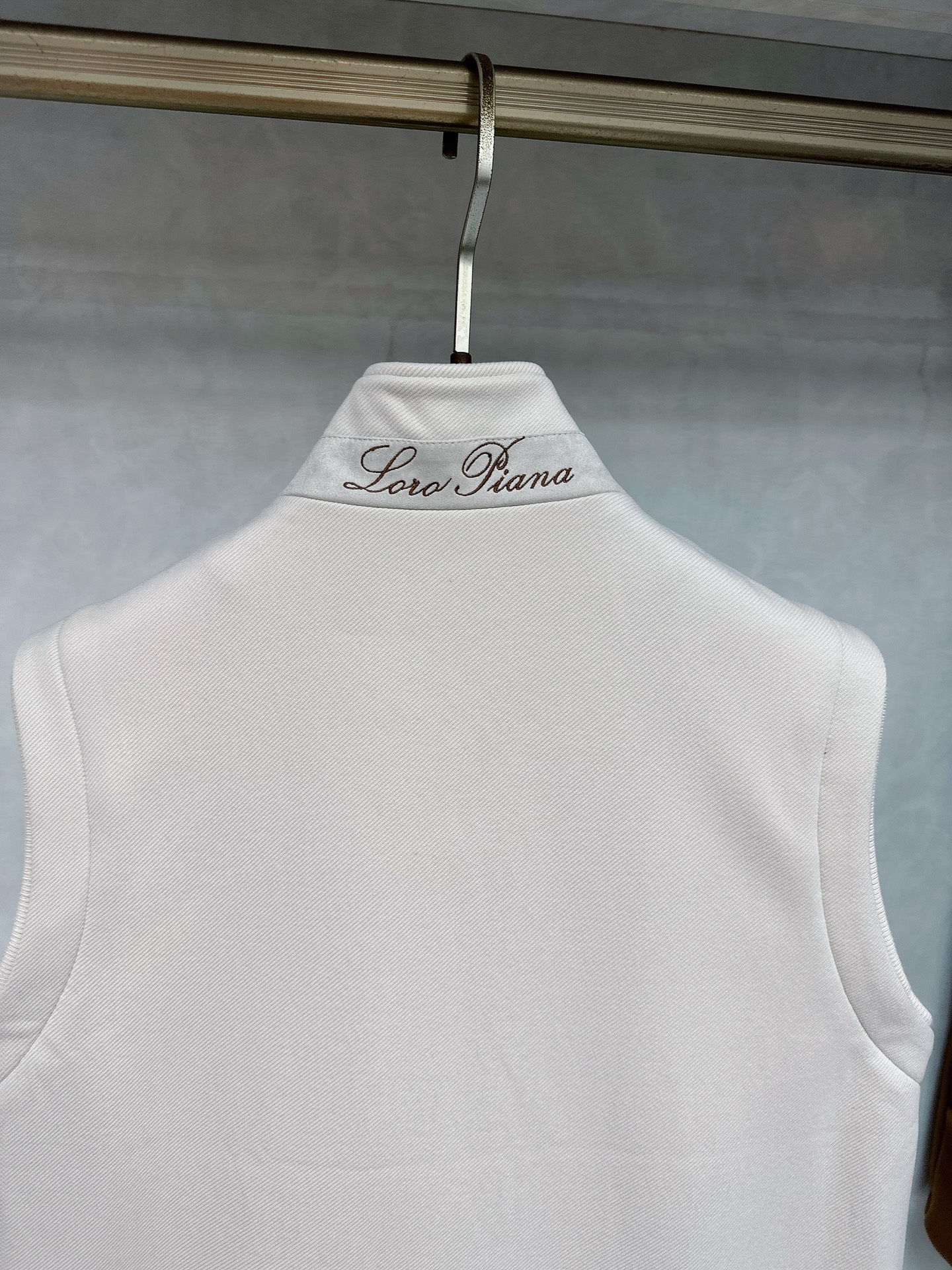  lP🆕诺悠*翩雅🔥上新 男款立领背心马甲，采用天丝+棉混纺面料、三标齐，前襟双头拉链开合设计，后领口精