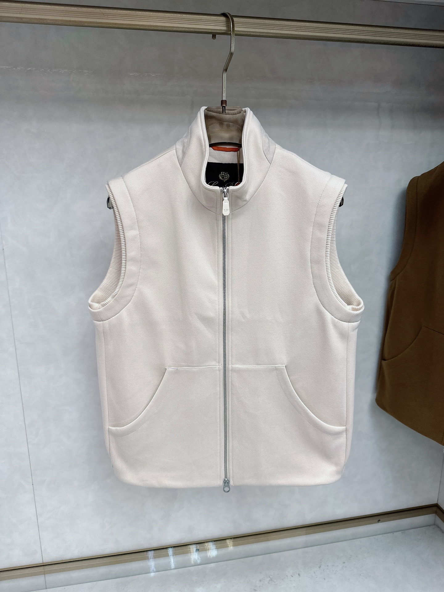  lP🆕诺悠*翩雅🔥上新 男款立领背心马甲，采用天丝+棉混纺面料、三标齐，前襟双头拉链开合设计，后领口精