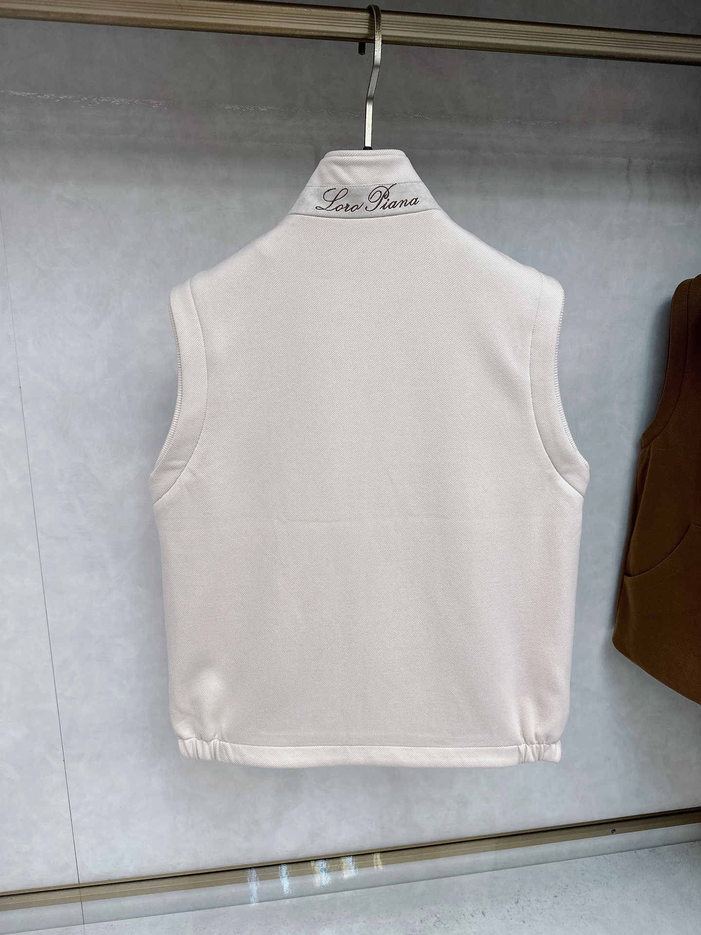  lP🆕诺悠*翩雅🔥上新 男款立领背心马甲，采用天丝+棉混纺面料、三标齐，前襟双头拉链开合设计，后领口精