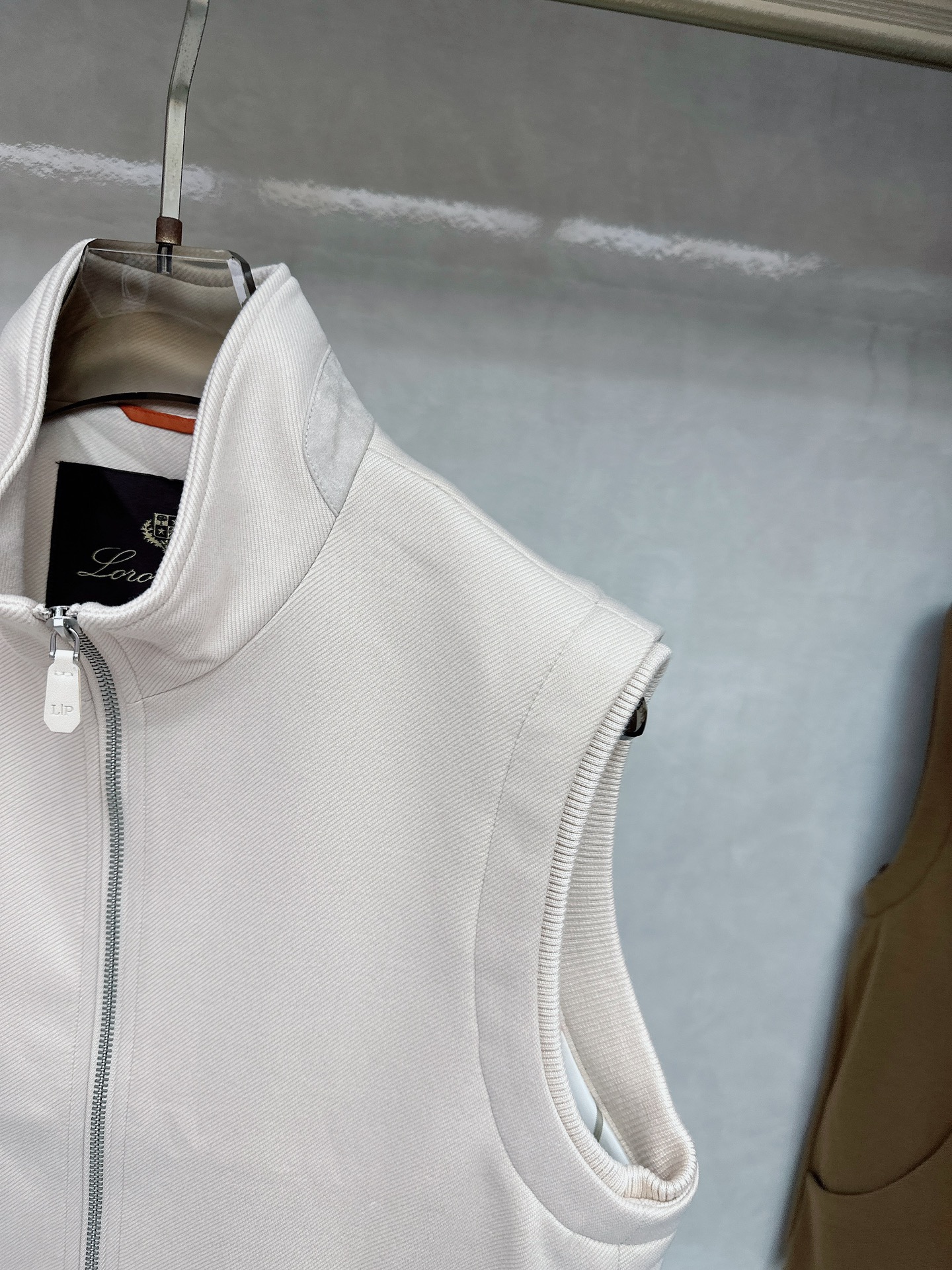  lP🆕诺悠*翩雅🔥上新 男款立领背心马甲，采用天丝+棉混纺面料、三标齐，前襟双头拉链开合设计，后领口精