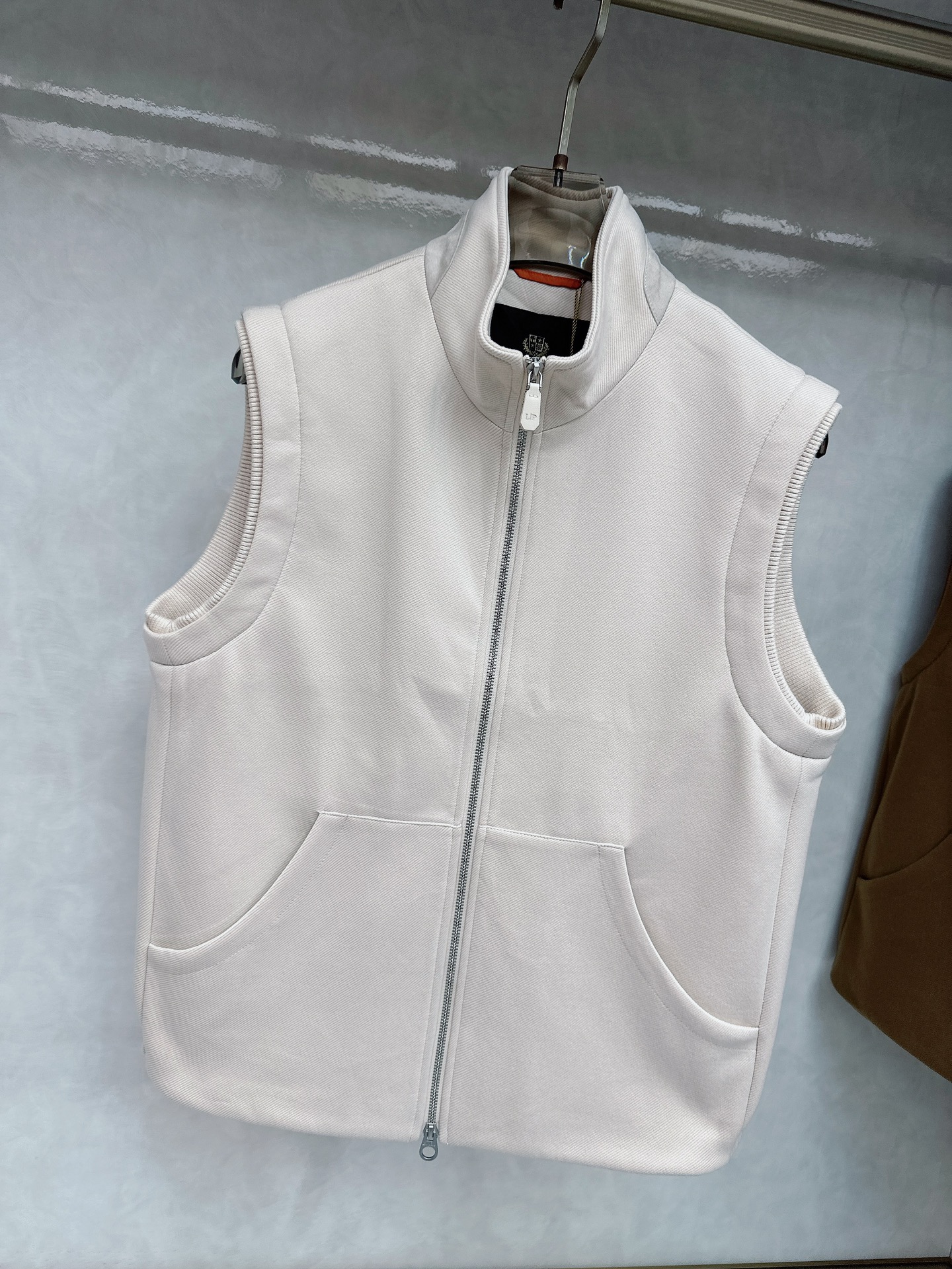 lP🆕诺悠*翩雅🔥上新 男款立领背心马甲，采用天丝+棉混纺面料、三标齐，前襟双头拉链开合设计，后领口精