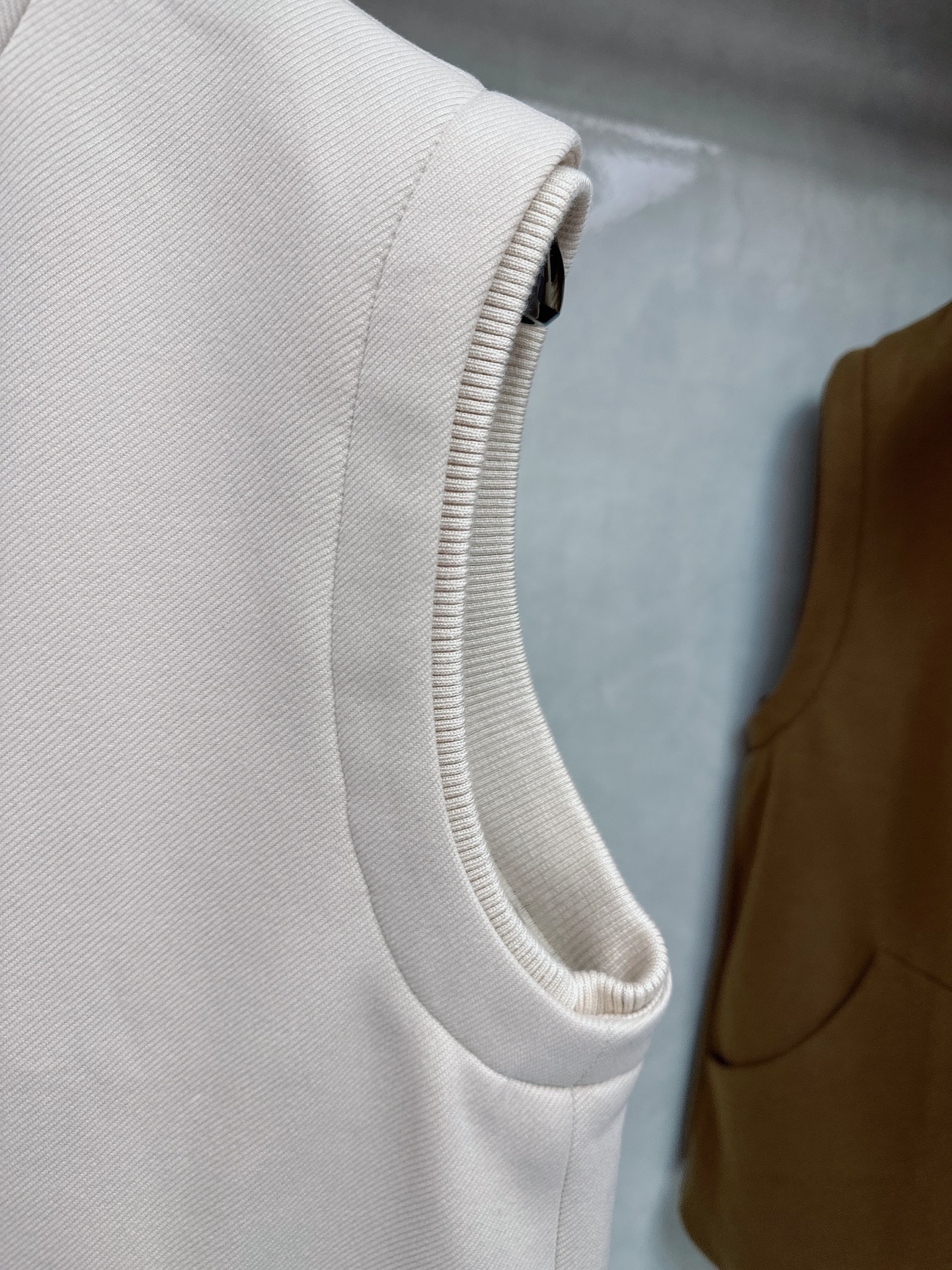  lP🆕诺悠*翩雅🔥上新 男款立领背心马甲，采用天丝+棉混纺面料、三标齐，前襟双头拉链开合设计，后领口精