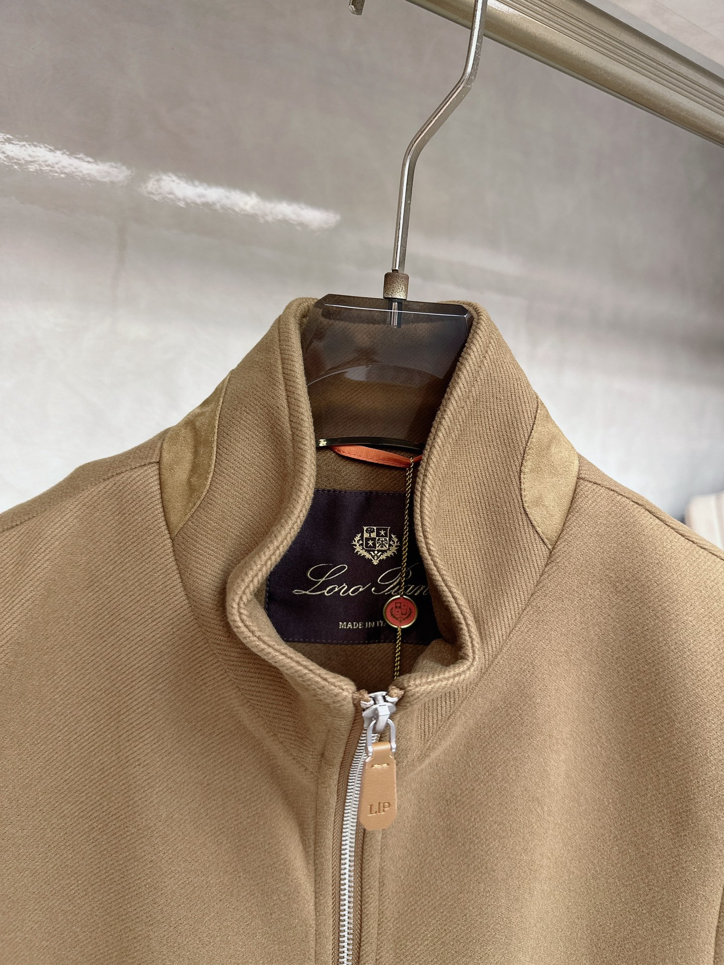  lP🆕诺悠*翩雅🔥上新 男款立领背心马甲，采用天丝+棉混纺面料、三标齐，前襟双头拉链开合设计，后领口精