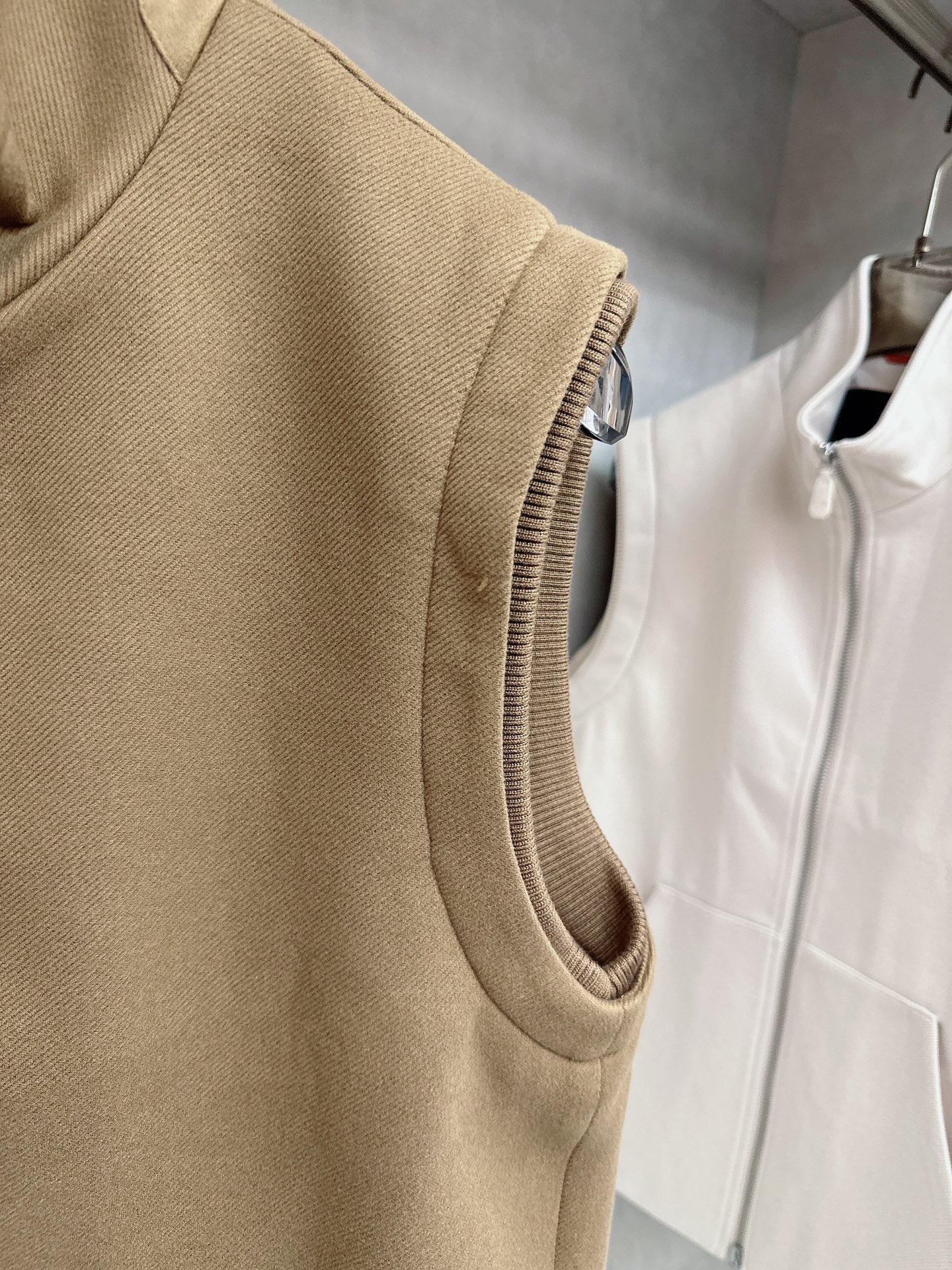  lP🆕诺悠*翩雅🔥上新 男款立领背心马甲，采用天丝+棉混纺面料、三标齐，前襟双头拉链开合设计，后领口精