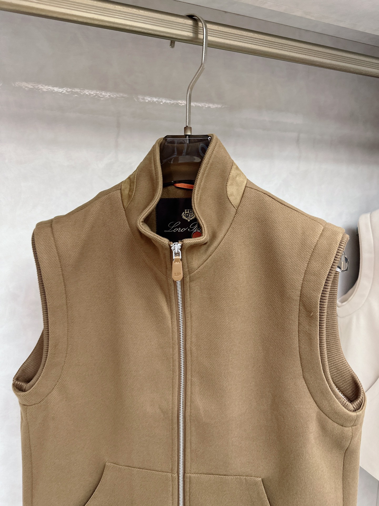  lP🆕诺悠*翩雅🔥上新 男款立领背心马甲，采用天丝+棉混纺面料、三标齐，前襟双头拉链开合设计，后领口精