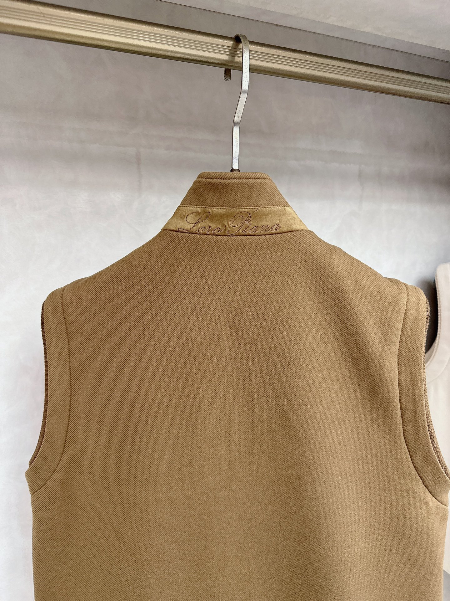  lP🆕诺悠*翩雅🔥上新 男款立领背心马甲，采用天丝+棉混纺面料、三标齐，前襟双头拉链开合设计，后领口精