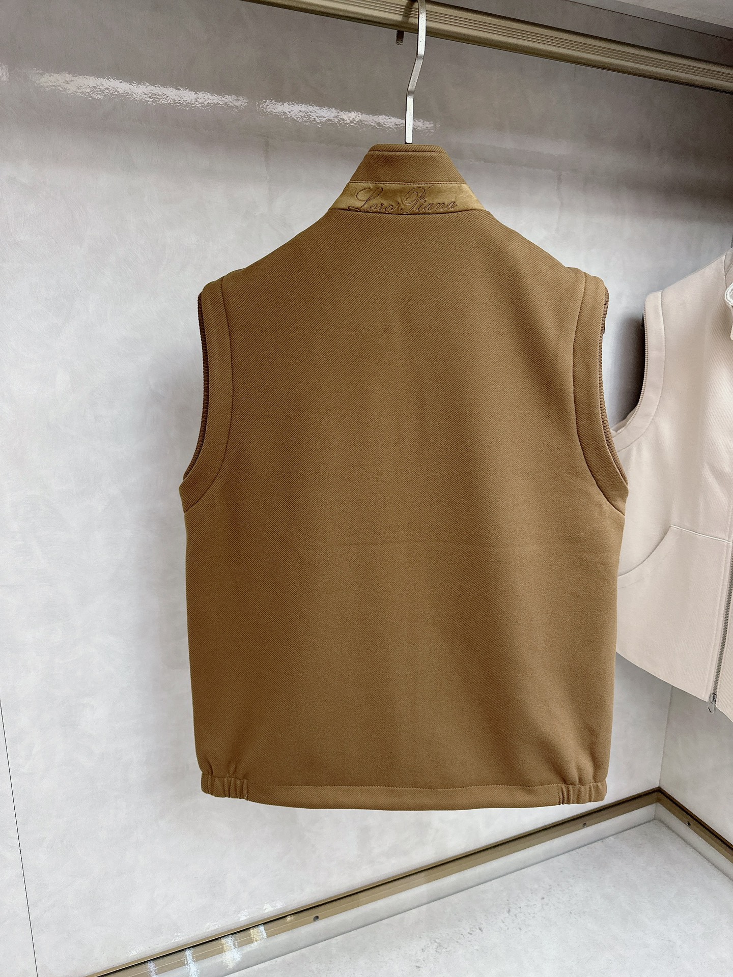  lP🆕诺悠*翩雅🔥上新 男款立领背心马甲，采用天丝+棉混纺面料、三标齐，前襟双头拉链开合设计，后领口精