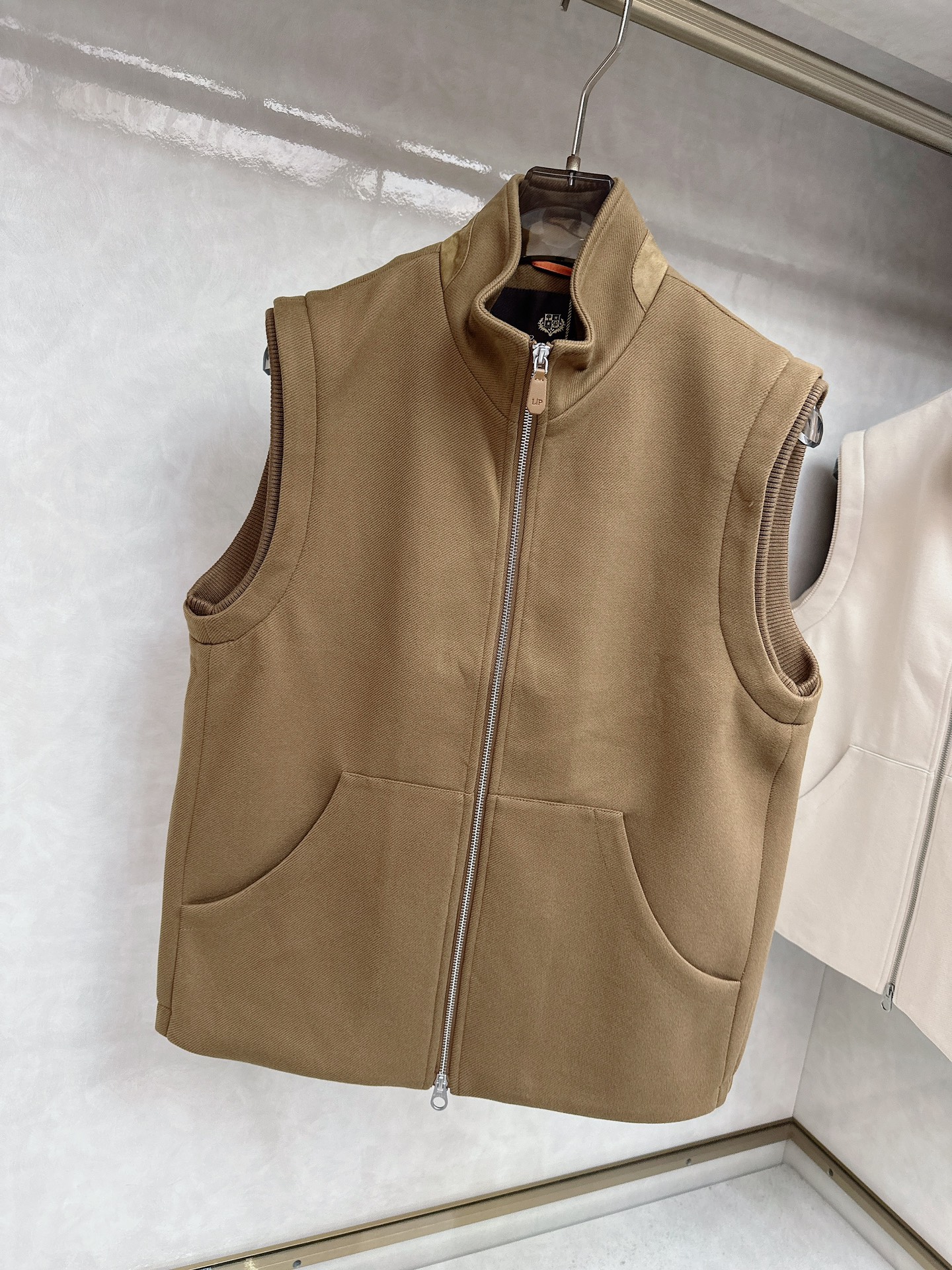  lP🆕诺悠*翩雅🔥上新 男款立领背心马甲，采用天丝+棉混纺面料、三标齐，前襟双头拉链开合设计，后领口精
