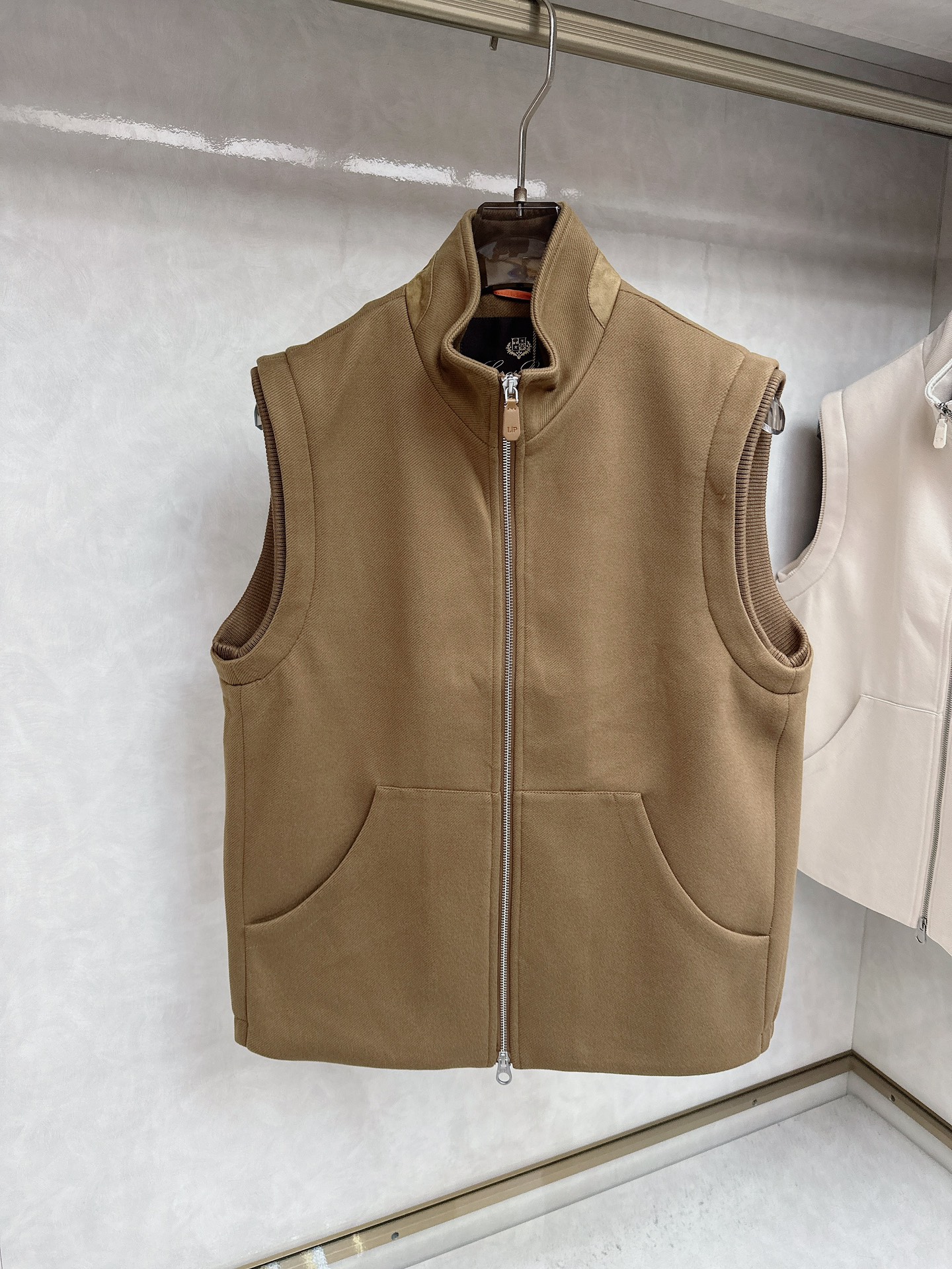  lP🆕诺悠*翩雅🔥上新 男款立领背心马甲，采用天丝+棉混纺面料、三标齐，前襟双头拉链开合设计，后领口精