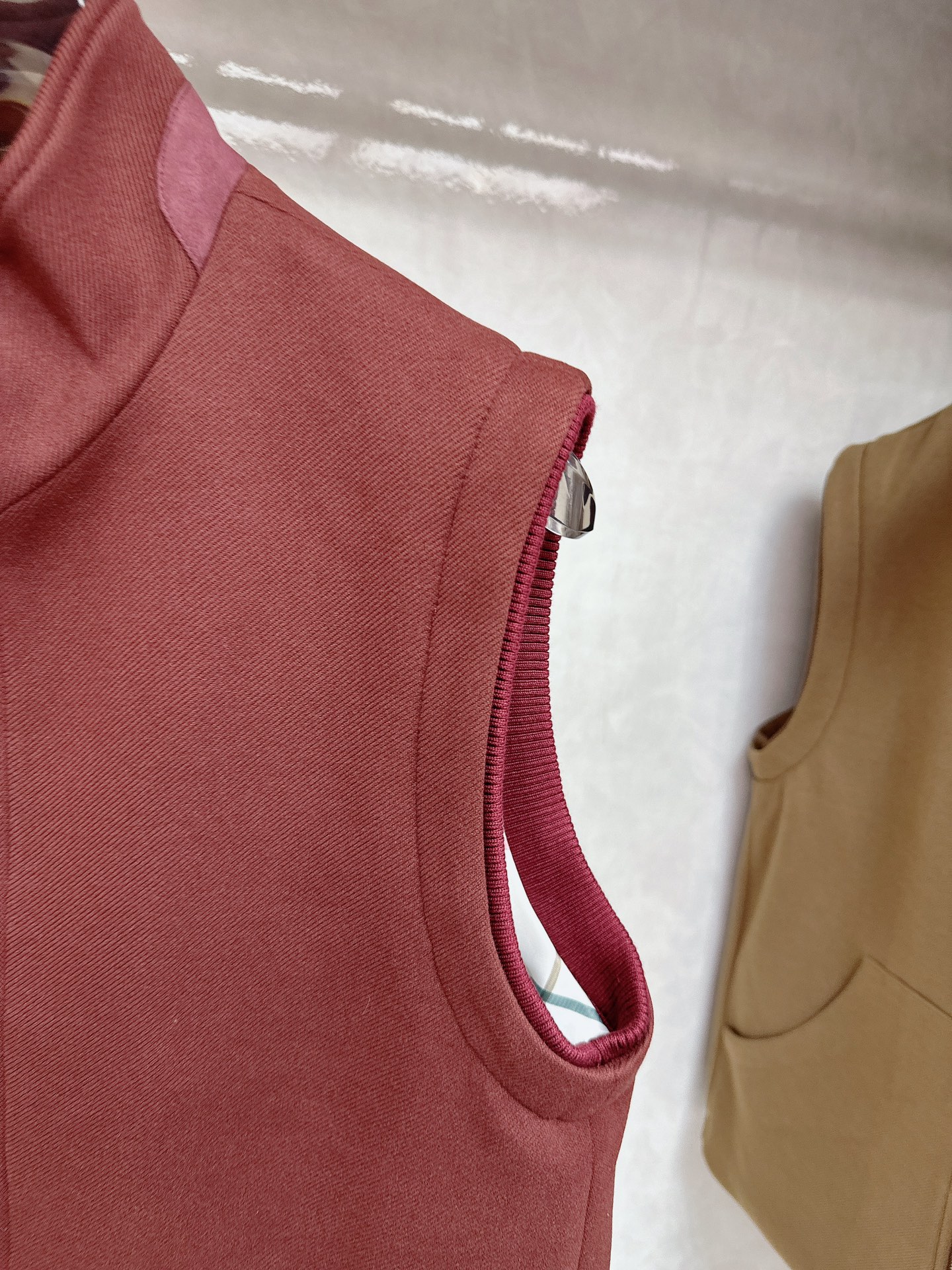  lP🆕诺悠*翩雅🔥上新 男款立领背心马甲，采用天丝+棉混纺面料、三标齐，前襟双头拉链开合设计，后领口精