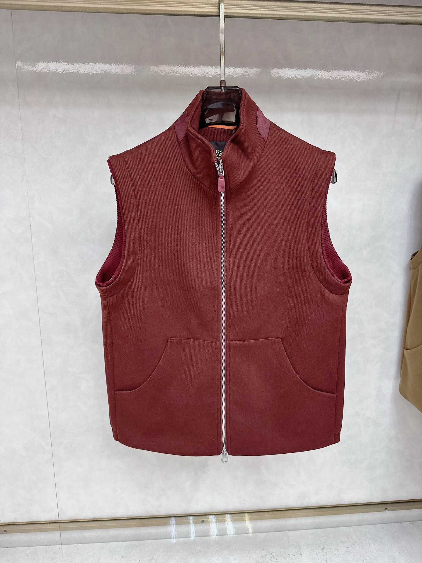  lP🆕诺悠*翩雅🔥上新 男款立领背心马甲，采用天丝+棉混纺面料、三标齐，前襟双头拉链开合设计，后领口精