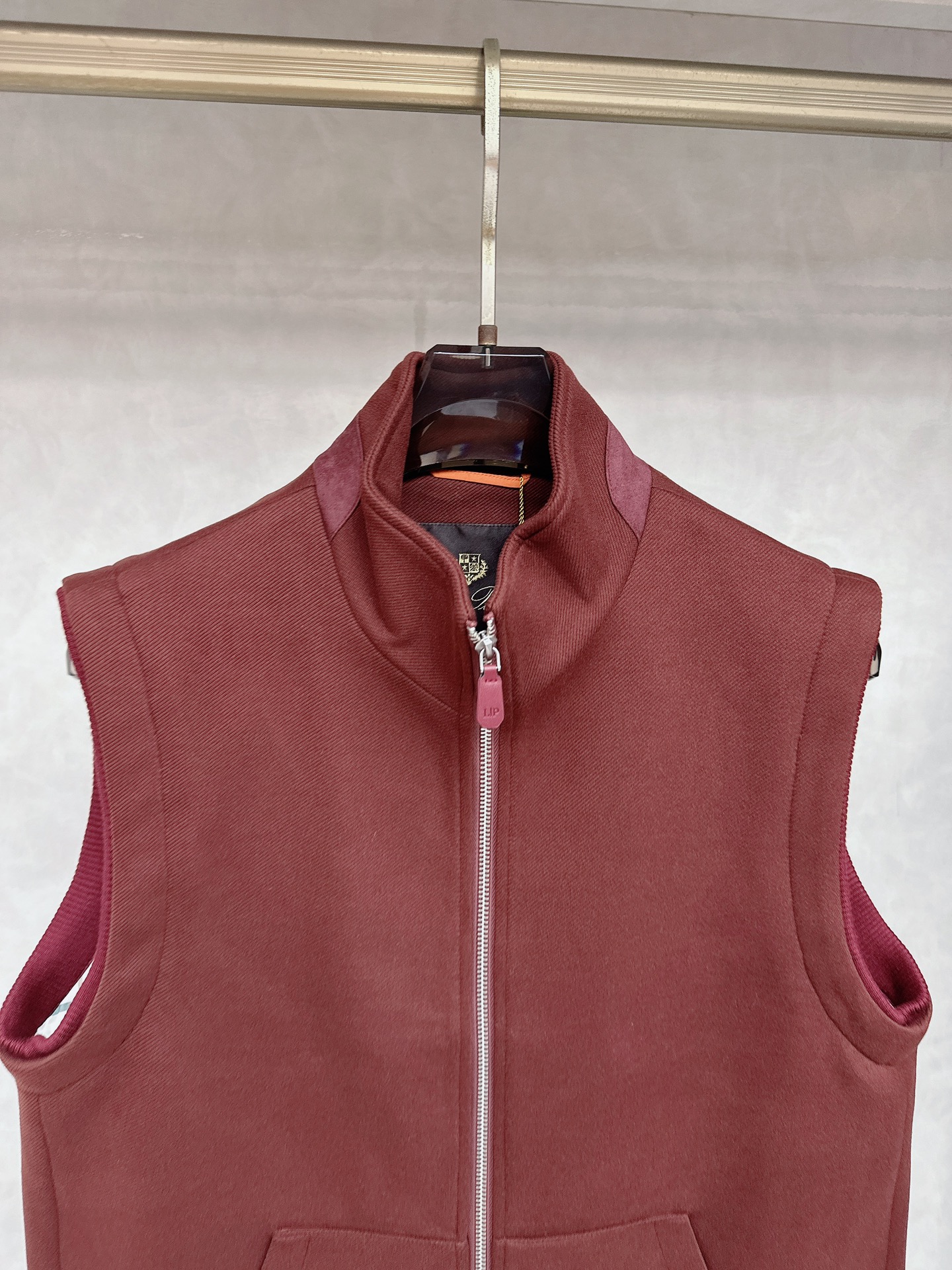  lP🆕诺悠*翩雅🔥上新 男款立领背心马甲，采用天丝+棉混纺面料、三标齐，前襟双头拉链开合设计，后领口精