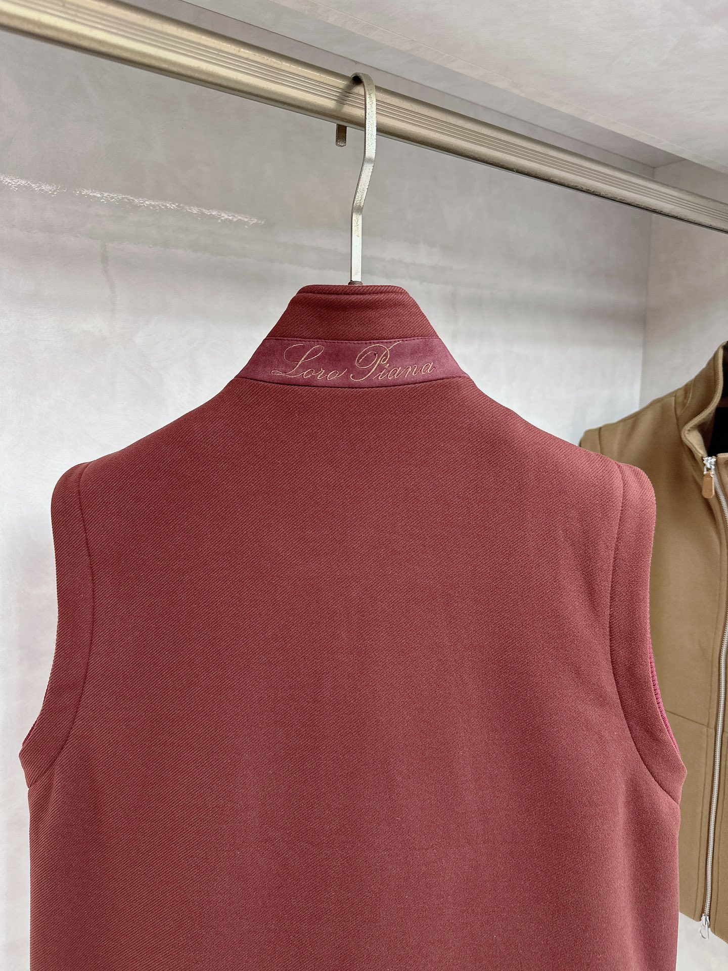  lP🆕诺悠*翩雅🔥上新 男款立领背心马甲，采用天丝+棉混纺面料、三标齐，前襟双头拉链开合设计，后领口精