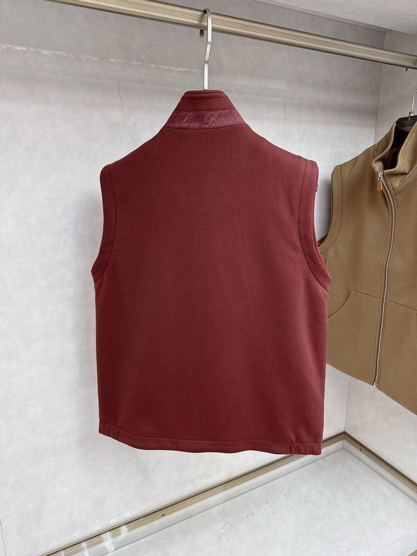  lP🆕诺悠*翩雅🔥上新 男款立领背心马甲，采用天丝+棉混纺面料、三标齐，前襟双头拉链开合设计，后领口精