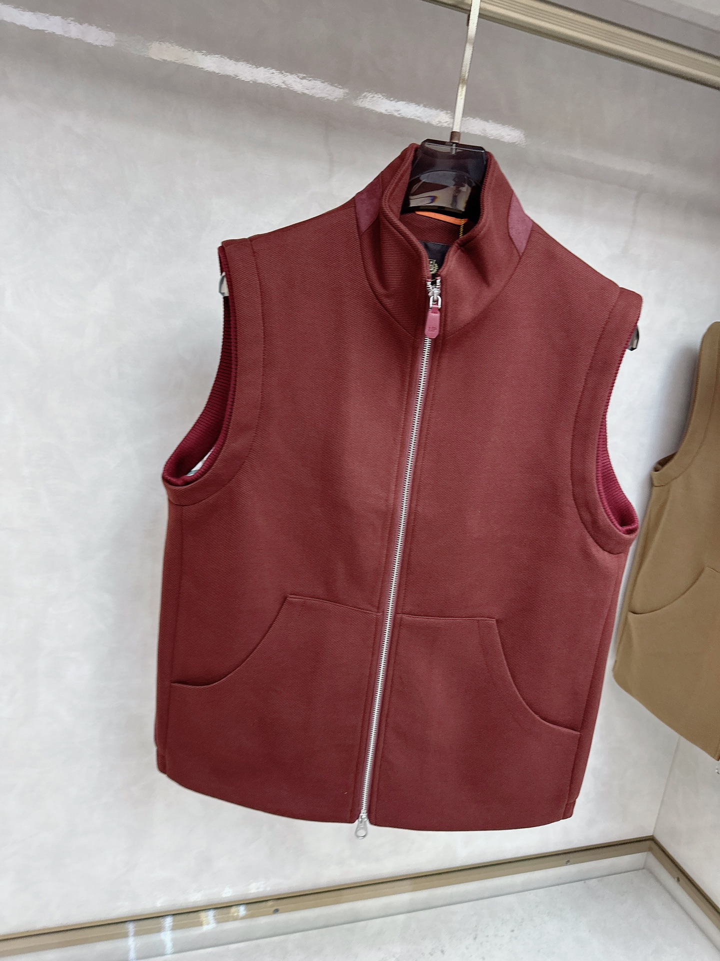  lP🆕诺悠*翩雅🔥上新 男款立领背心马甲，采用天丝+棉混纺面料、三标齐，前襟双头拉链开合设计，后领口精