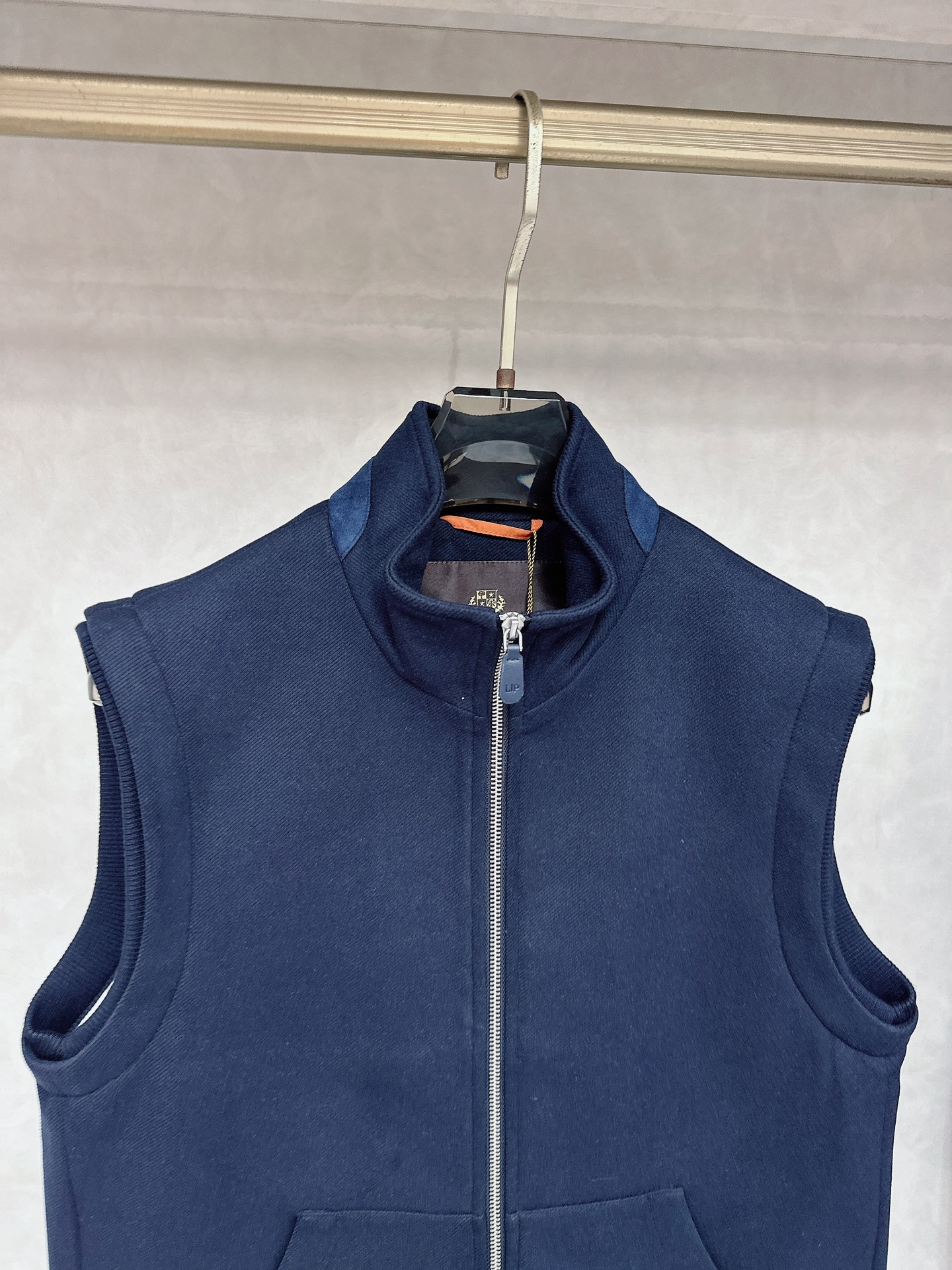  lP🆕诺悠*翩雅🔥上新 男款立领背心马甲，采用天丝+棉混纺面料、三标齐，前襟双头拉链开合设计，后领口精