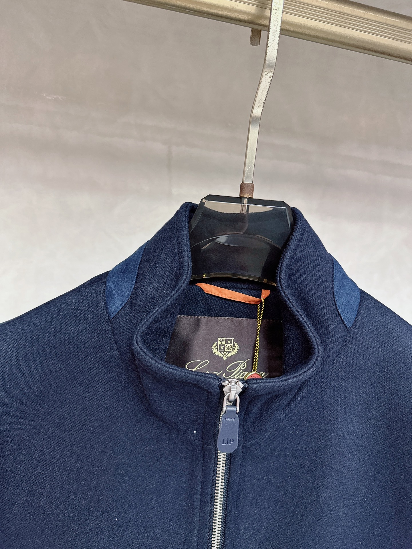  lP🆕诺悠*翩雅🔥上新 男款立领背心马甲，采用天丝+棉混纺面料、三标齐，前襟双头拉链开合设计，后领口精