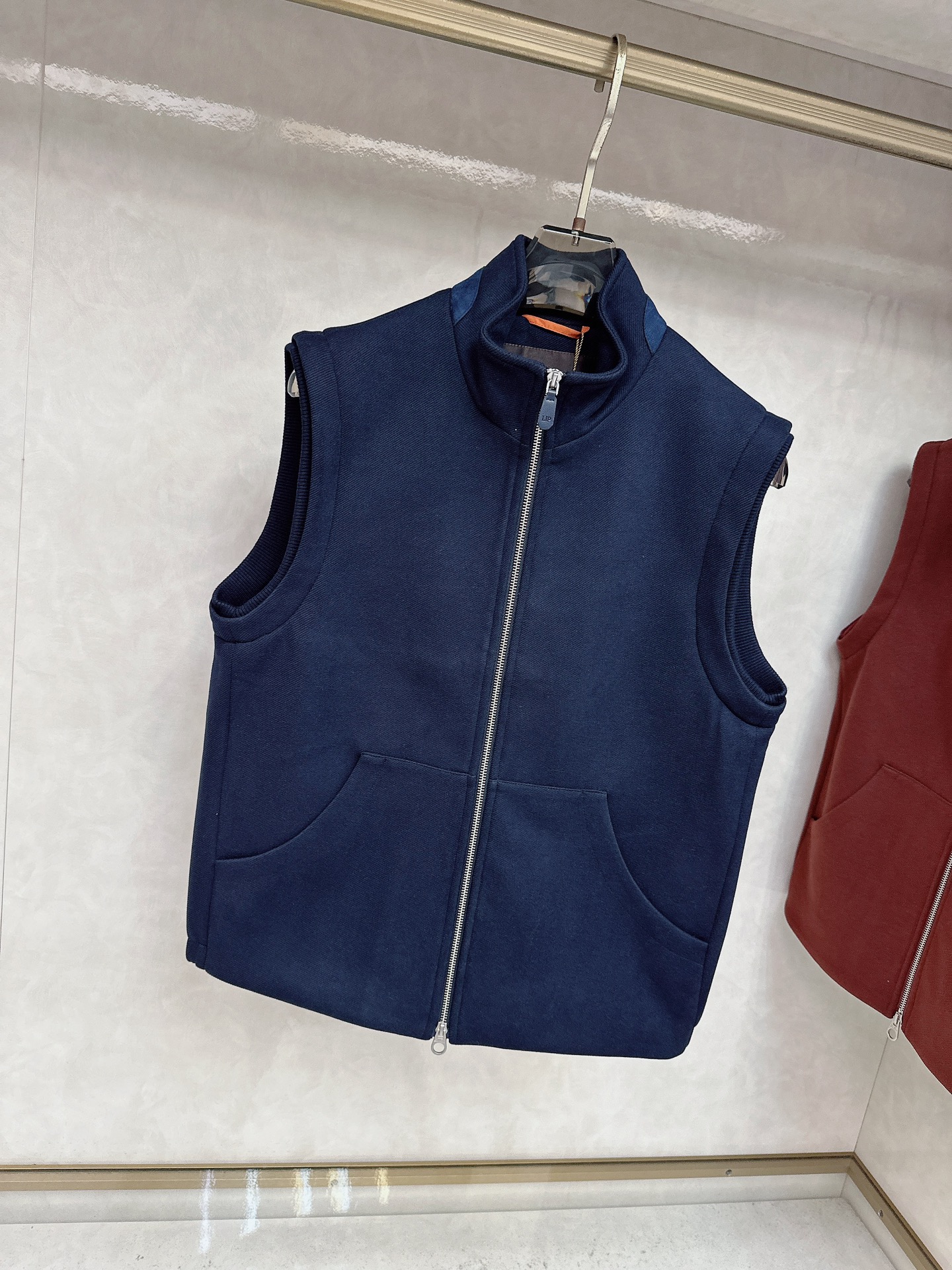  lP🆕诺悠*翩雅🔥上新 男款立领背心马甲，采用天丝+棉混纺面料、三标齐，前襟双头拉链开合设计，后领口精