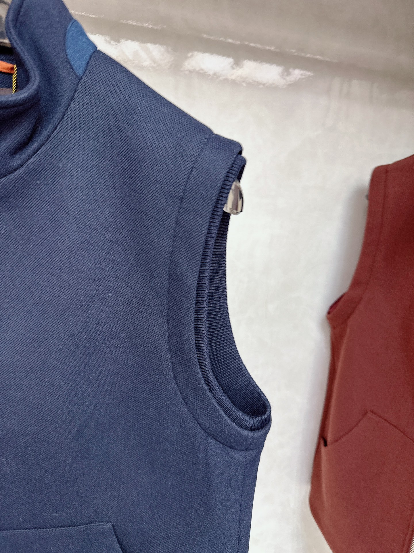  lP🆕诺悠*翩雅🔥上新 男款立领背心马甲，采用天丝+棉混纺面料、三标齐，前襟双头拉链开合设计，后领口精