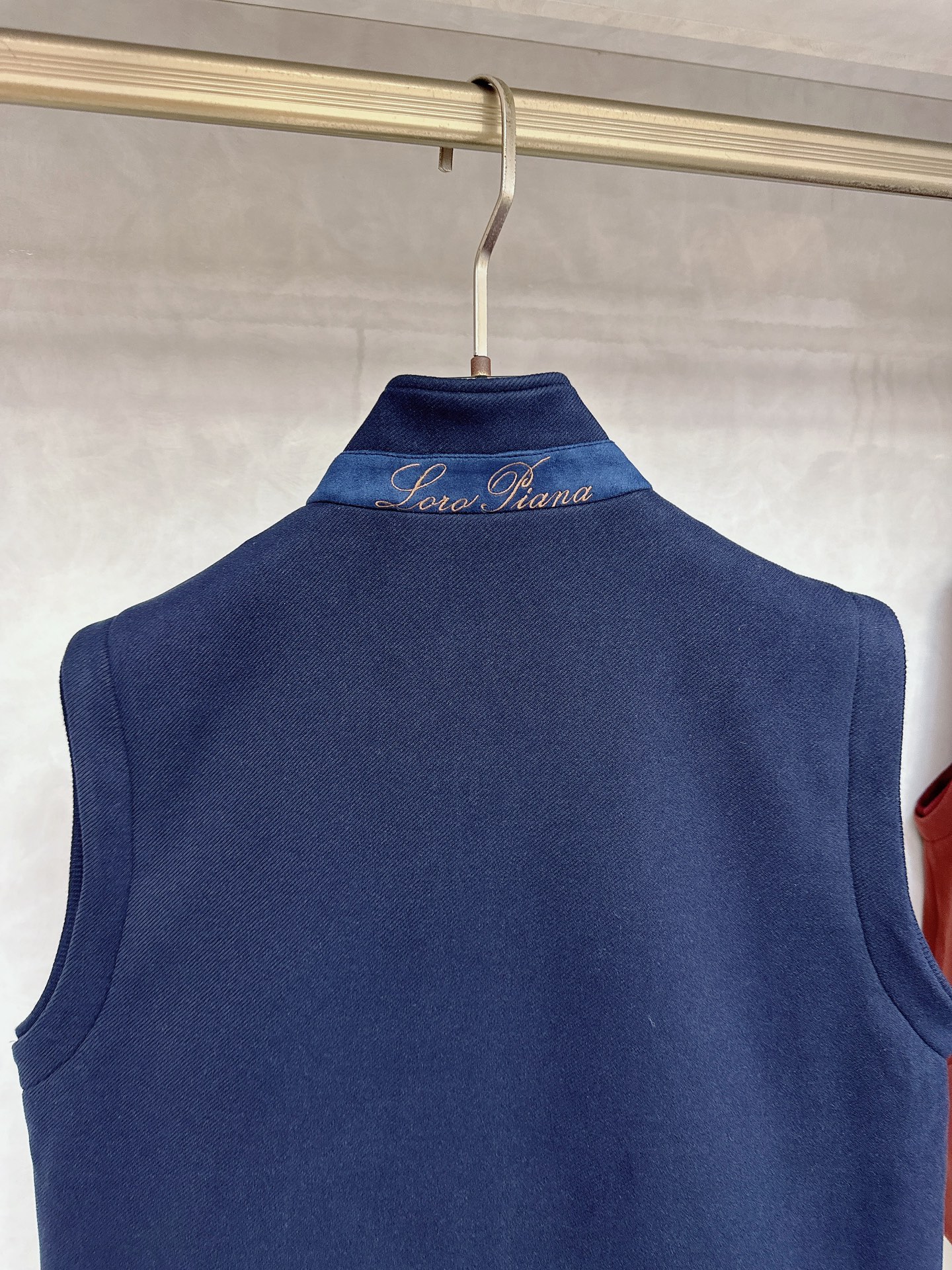  lP🆕诺悠*翩雅🔥上新 男款立领背心马甲，采用天丝+棉混纺面料、三标齐，前襟双头拉链开合设计，后领口精