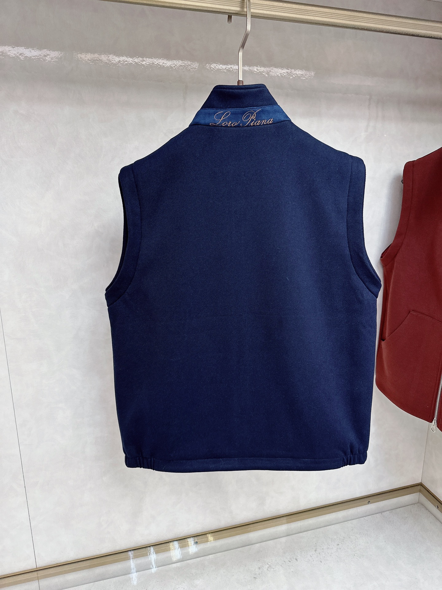  lP🆕诺悠*翩雅🔥上新 男款立领背心马甲，采用天丝+棉混纺面料、三标齐，前襟双头拉链开合设计，后领口精