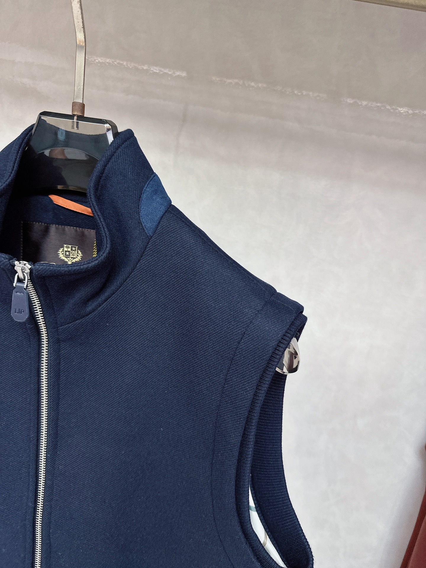  lP🆕诺悠*翩雅🔥上新 男款立领背心马甲，采用天丝+棉混纺面料、三标齐，前襟双头拉链开合设计，后领口精