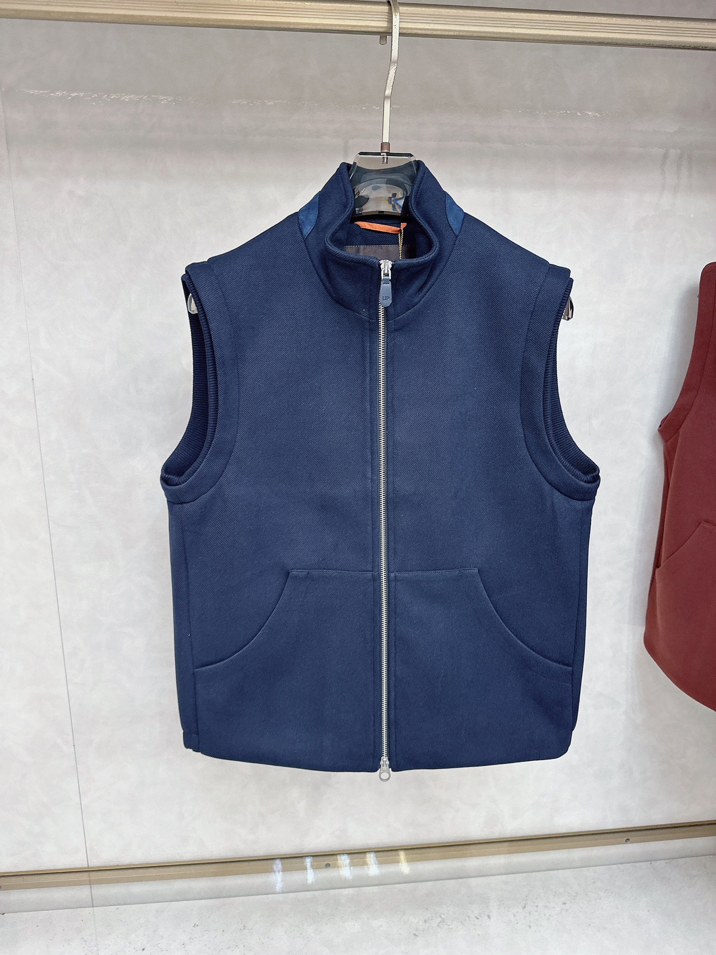  lP🆕诺悠*翩雅🔥上新 男款立领背心马甲，采用天丝+棉混纺面料、三标齐，前襟双头拉链开合设计，后领口精