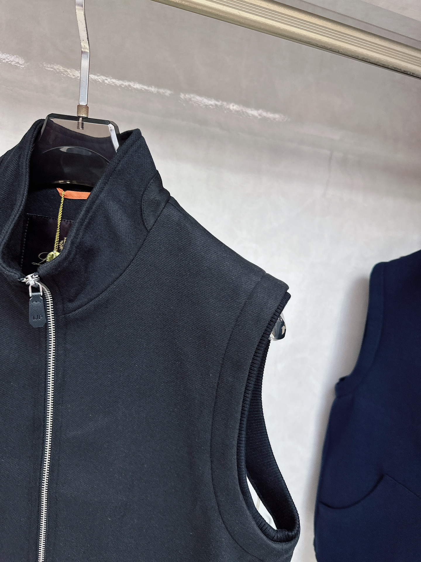  lP🆕诺悠*翩雅🔥上新 男款立领背心马甲，采用天丝+棉混纺面料、三标齐，前襟双头拉链开合设计，后领口精