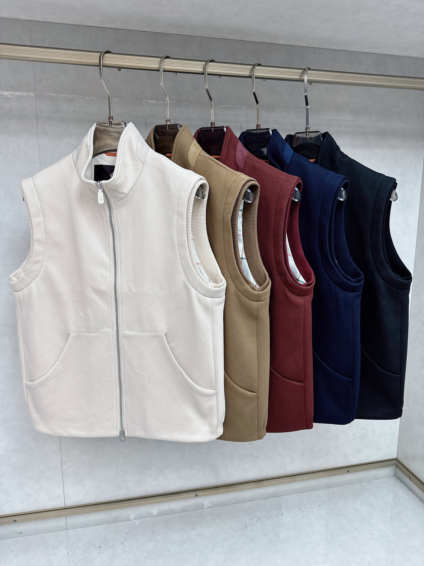 NO:514238,LP Nouyou*Pianya is a new men's standing collar vest, which is made of Tennis + Cotton blended fabric, three-standard, double-head zipper closure design, exquisite embroidery logo embellishment on the back neck, inner plaid pattern and details show the high-end quality of the product. It is simple and elegant, suitable for matching on multiple occasions, and the upper body is crisp and stylish!  48-56,,loro piana,alexander wang19860909LP诺悠*翩雅上新 男款立领背心马甲,采用天丝+棉混纺面料、三标齐,前襟双头拉链开合设计,后领口精致刺绣logo点缀,内里格纹图案、细节处彰显产品的高端品质,简洁大方、合适多种场合搭配,上身挺括有型！48-56,,,loro piana,alexander wang,Men's clothing