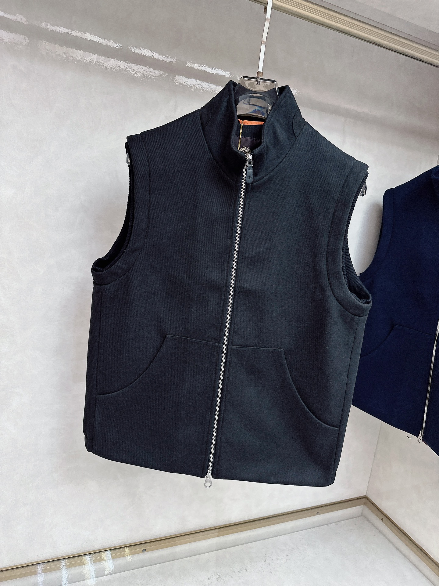  lP🆕诺悠*翩雅🔥上新 男款立领背心马甲，采用天丝+棉混纺面料、三标齐，前襟双头拉链开合设计，后领口精