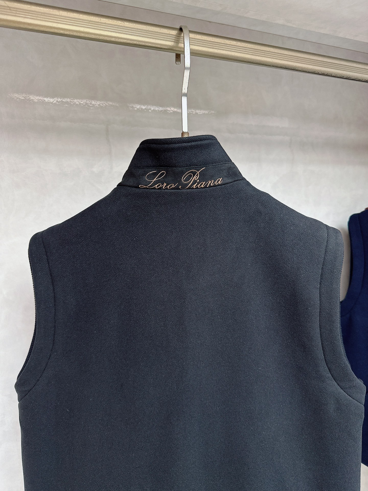  lP🆕诺悠*翩雅🔥上新 男款立领背心马甲，采用天丝+棉混纺面料、三标齐，前襟双头拉链开合设计，后领口精