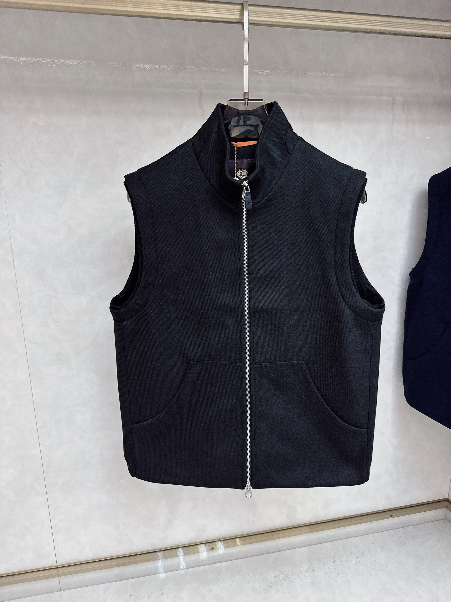  lP🆕诺悠*翩雅🔥上新 男款立领背心马甲，采用天丝+棉混纺面料、三标齐，前襟双头拉链开合设计，后领口精