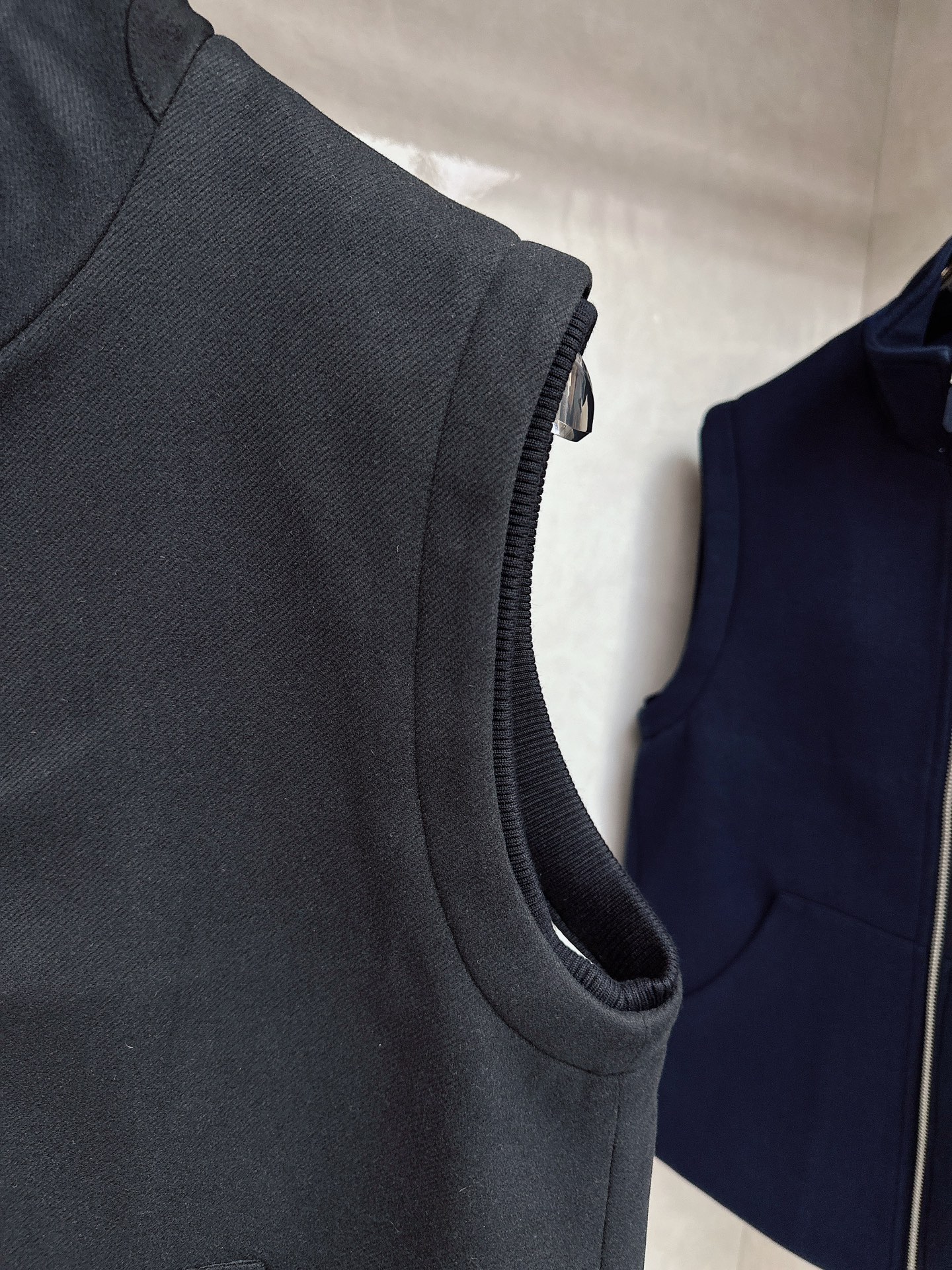  lP🆕诺悠*翩雅🔥上新 男款立领背心马甲，采用天丝+棉混纺面料、三标齐，前襟双头拉链开合设计，后领口精