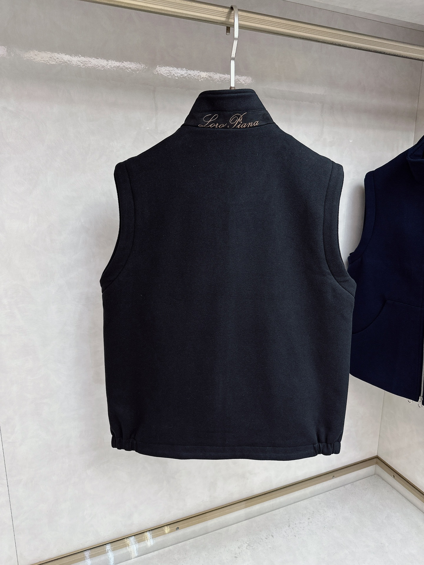  lP🆕诺悠*翩雅🔥上新 男款立领背心马甲，采用天丝+棉混纺面料、三标齐，前襟双头拉链开合设计，后领口精