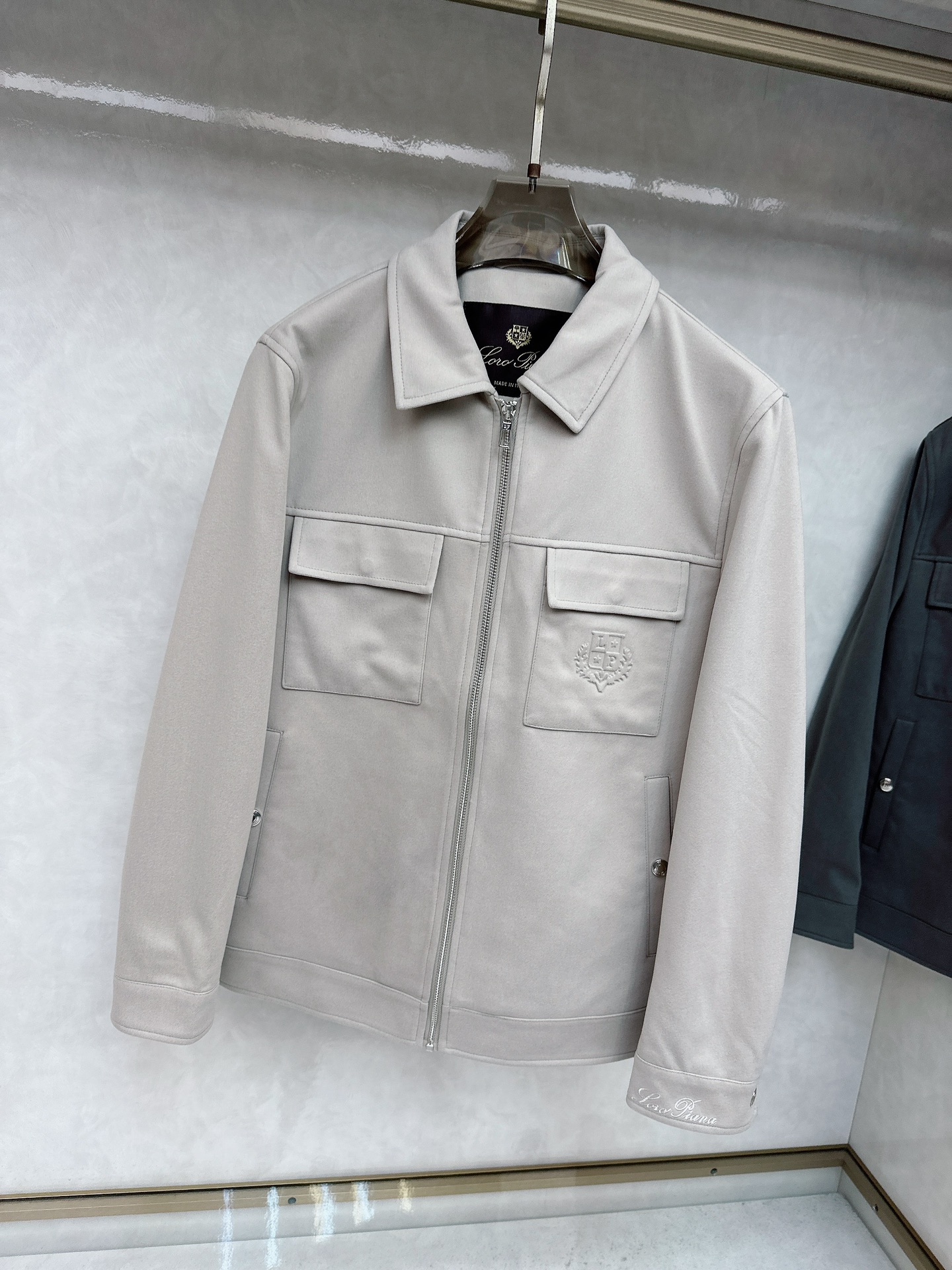 。-Loro Piana 💥独家专供最新时尚秋冬夹克，经典设计感与颜值爆棚的外套，品质更是无法挑剔品控可