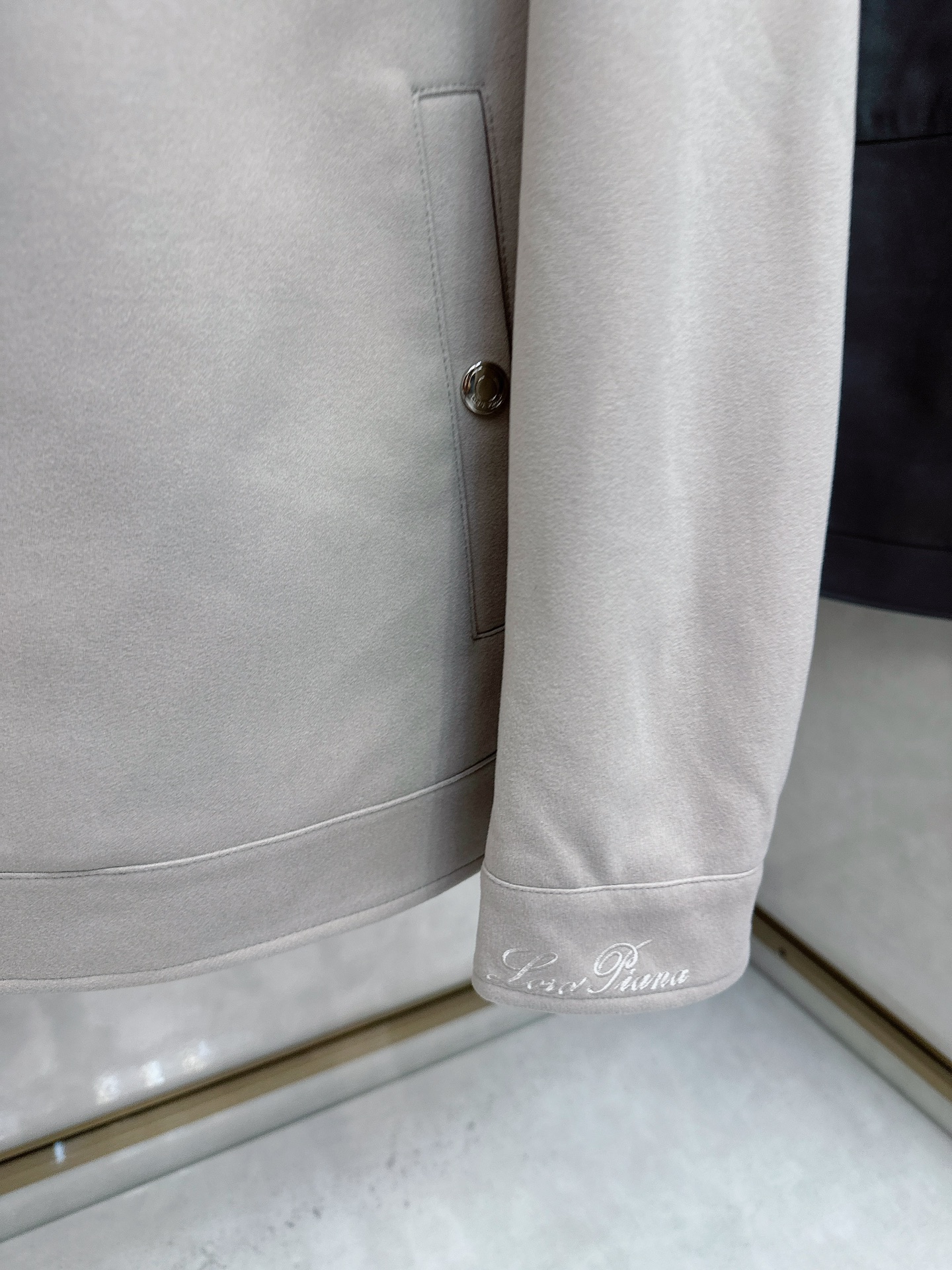 。-Loro Piana 💥独家专供最新时尚秋冬夹克，经典设计感与颜值爆棚的外套，品质更是无法挑剔品控可