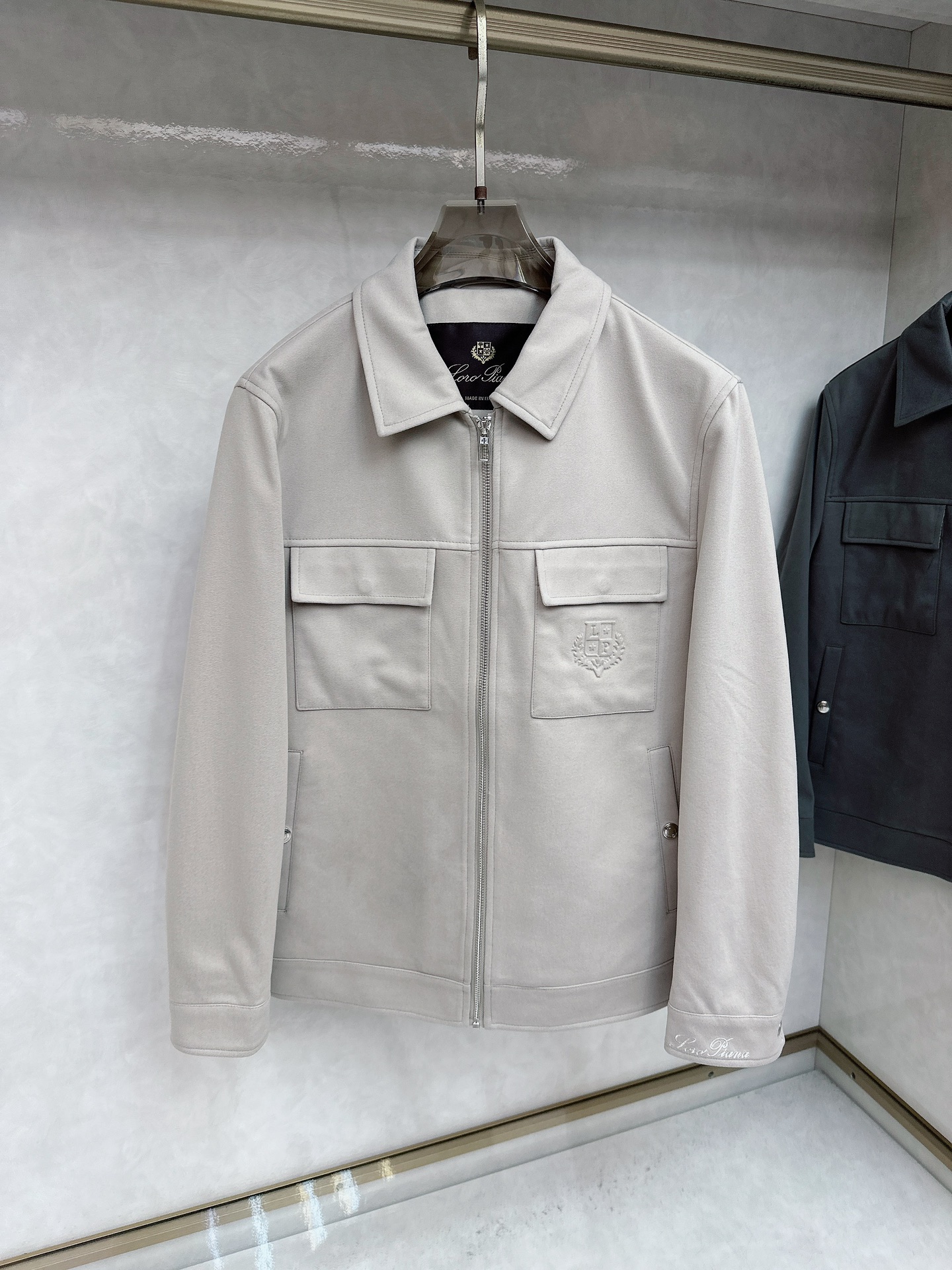 。-Loro Piana 💥独家专供最新时尚秋冬夹克，经典设计感与颜值爆棚的外套，品质更是无法挑剔品控可