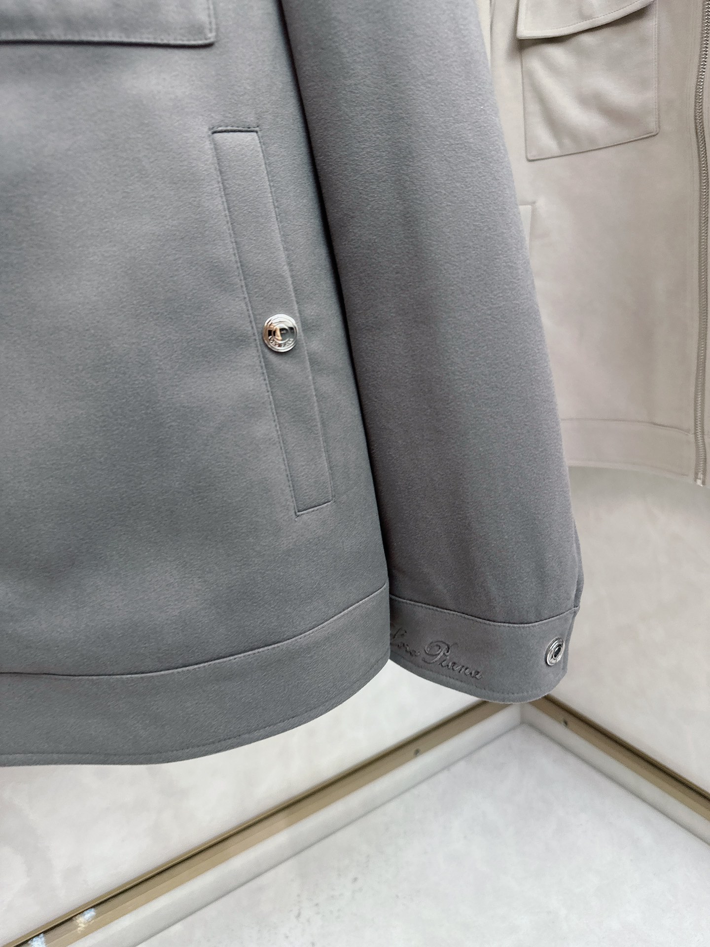 。-Loro Piana 💥独家专供最新时尚秋冬夹克，经典设计感与颜值爆棚的外套，品质更是无法挑剔品控可