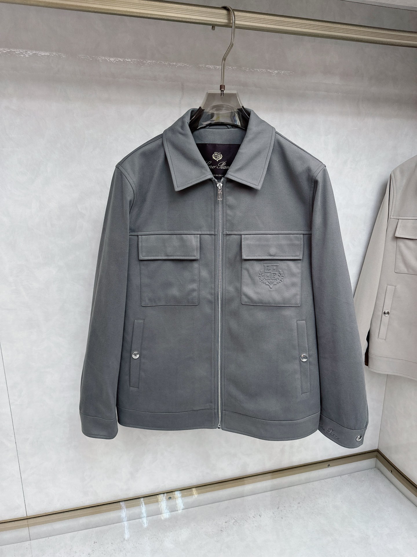 。-Loro Piana 💥独家专供最新时尚秋冬夹克，经典设计感与颜值爆棚的外套，品质更是无法挑剔品控可