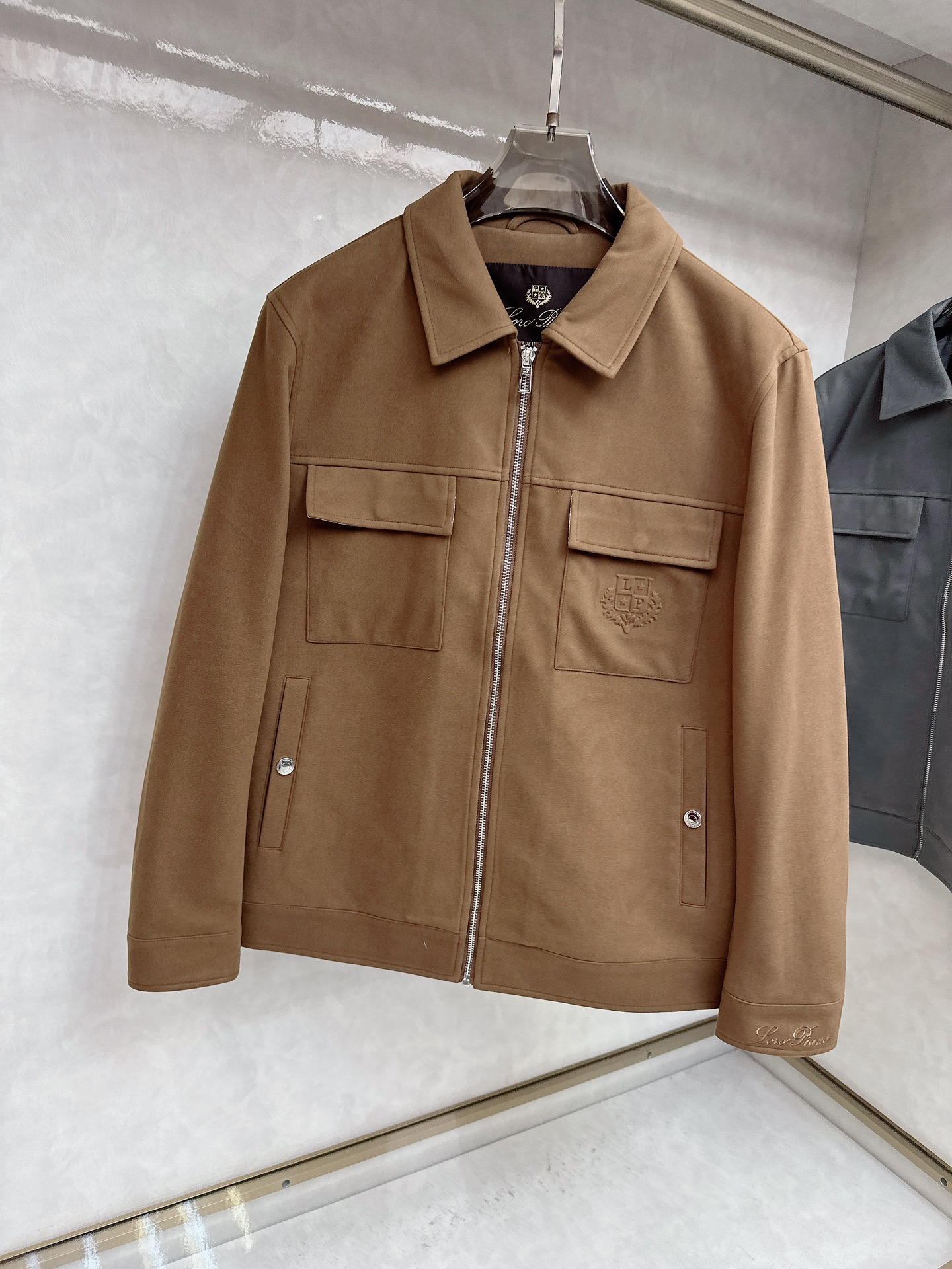 。-Loro Piana 💥独家专供最新时尚秋冬夹克，经典设计感与颜值爆棚的外套，品质更是无法挑剔品控可