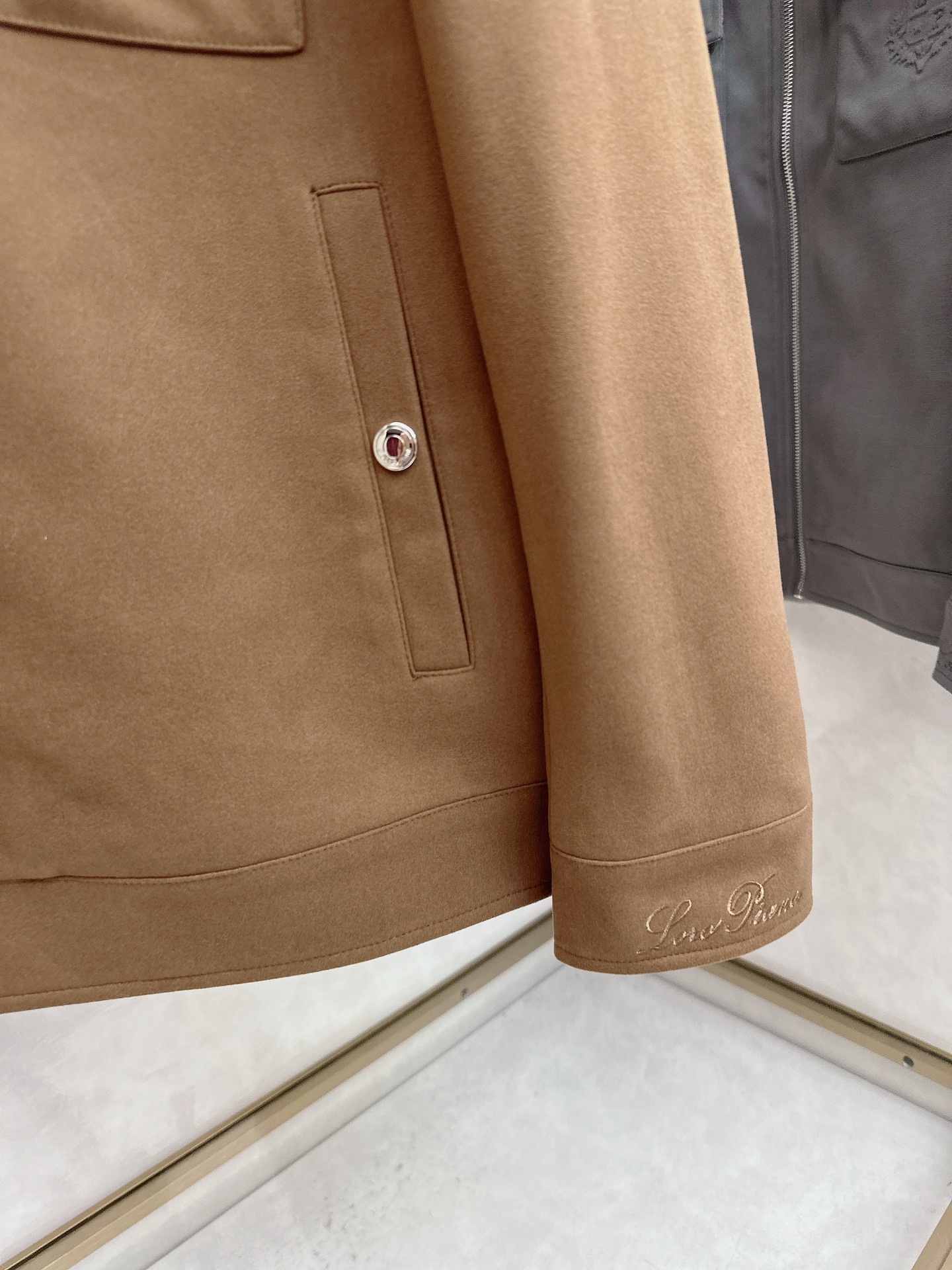 。-Loro Piana 💥独家专供最新时尚秋冬夹克，经典设计感与颜值爆棚的外套，品质更是无法挑剔品控可