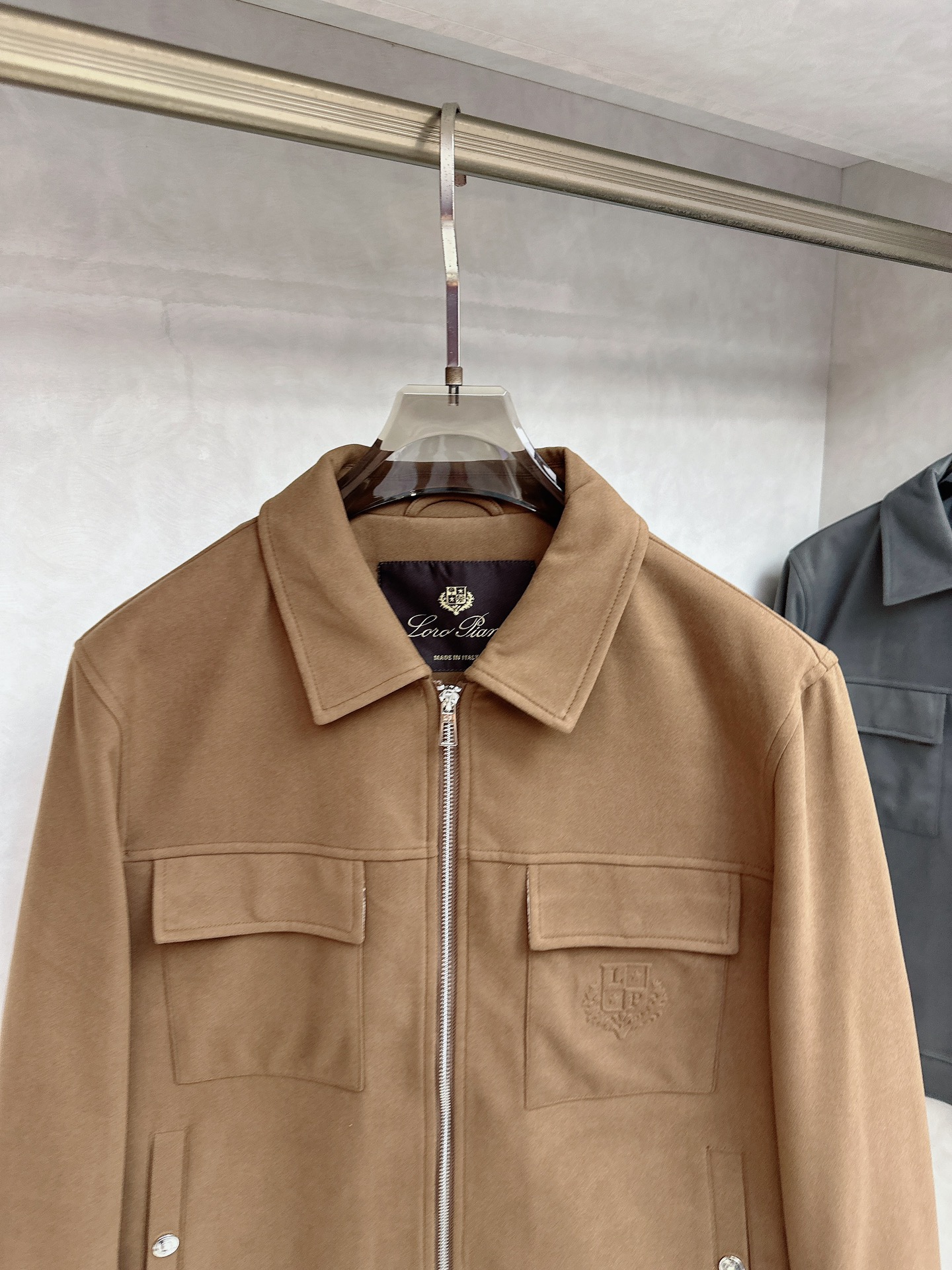 。-Loro Piana 💥独家专供最新时尚秋冬夹克，经典设计感与颜值爆棚的外套，品质更是无法挑剔品控可